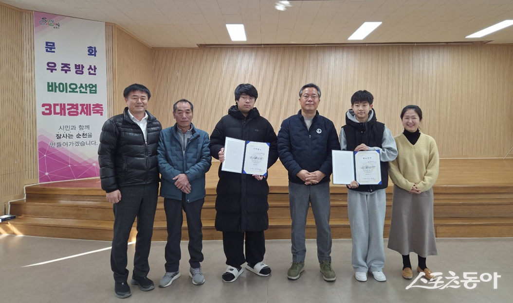 순천시 별량면 김홍두 면장(좌)과 장학금을 받은 학생, 부모님,과 함께한 임종욱 대표이사(완쪽에서 네번째). 사진제공=독자제공