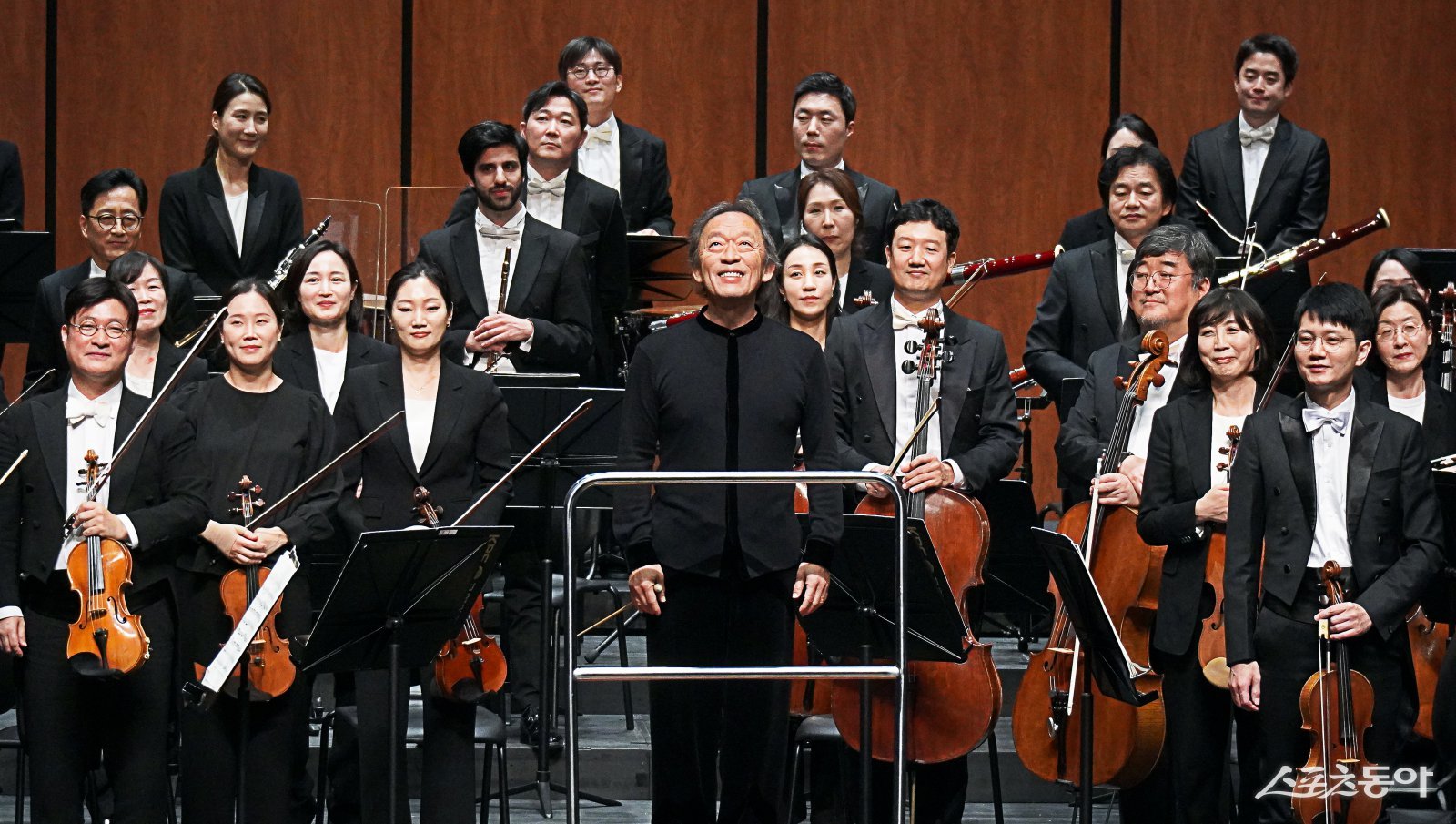 정명훈 지휘자와 바이올리니스트 레오니다스 카바코스, KBS교향악단이 지난 15일 화성예술의전당 동탄아트홀에서 개관 기념 공연을 선보였다. 사진제공｜화성시