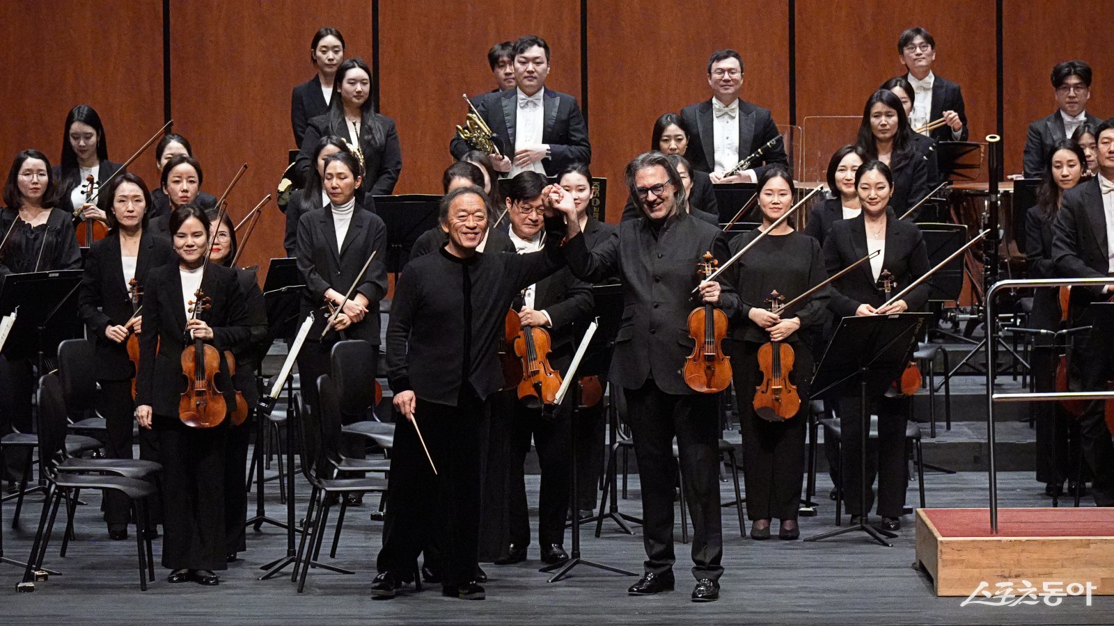 정명훈 지휘자와 바이올리니스트 레오니다스 카바코스, KBS교향악단이 지난 15일 화성예술의전당 동탄아트홀에서 개관 기념 공연을 선보였다. 사진제공｜화성시