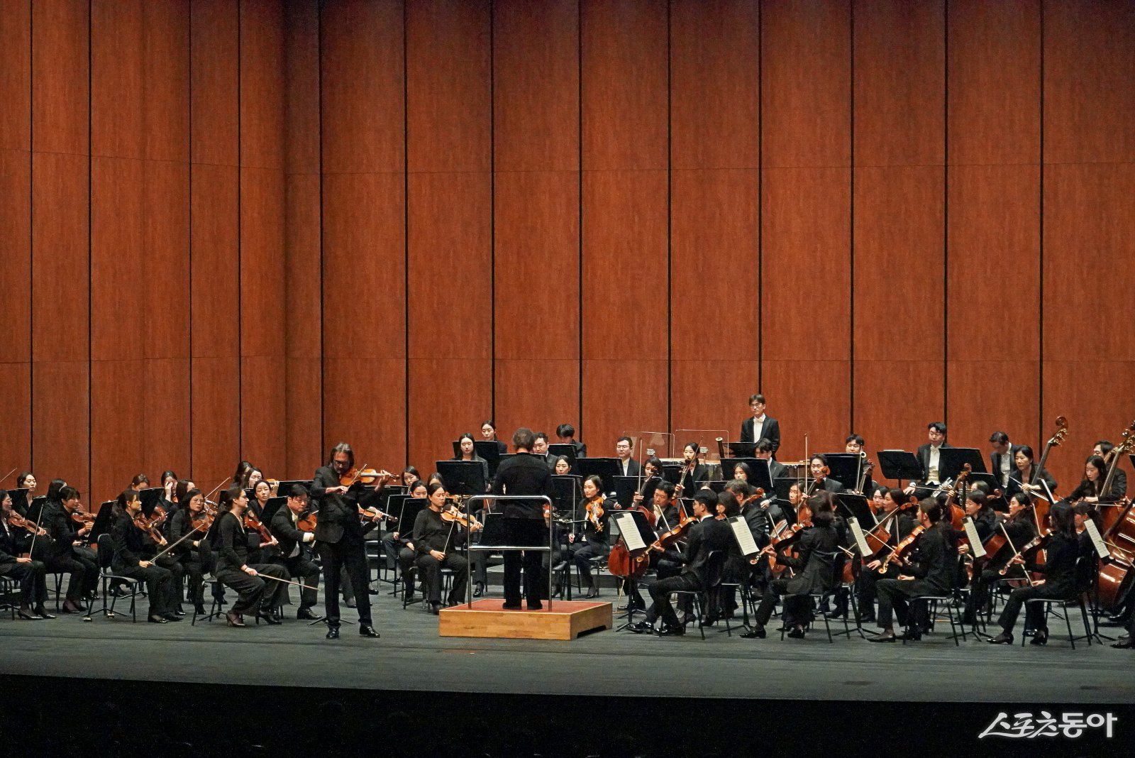 정명훈 지휘자와 바이올리니스트 레오니다스 카바코스, KBS교향악단이 지난 15일 화성예술의전당 동탄아트홀에서 개관 기념 공연을 선보였다. 사진제공｜화성시