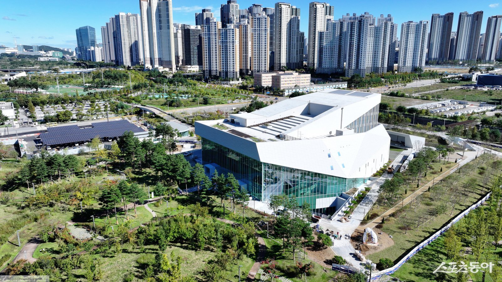 세계적인 지휘자 정명훈이 지휘한 KBS교향악단의 연주가 지난 15일 저녁 화성예술의전당 동탄아트홀을 가득 채우며 관객들에게 깊은 감동을 선사했다(화성예술의전당 전경). 사진제공｜화성시