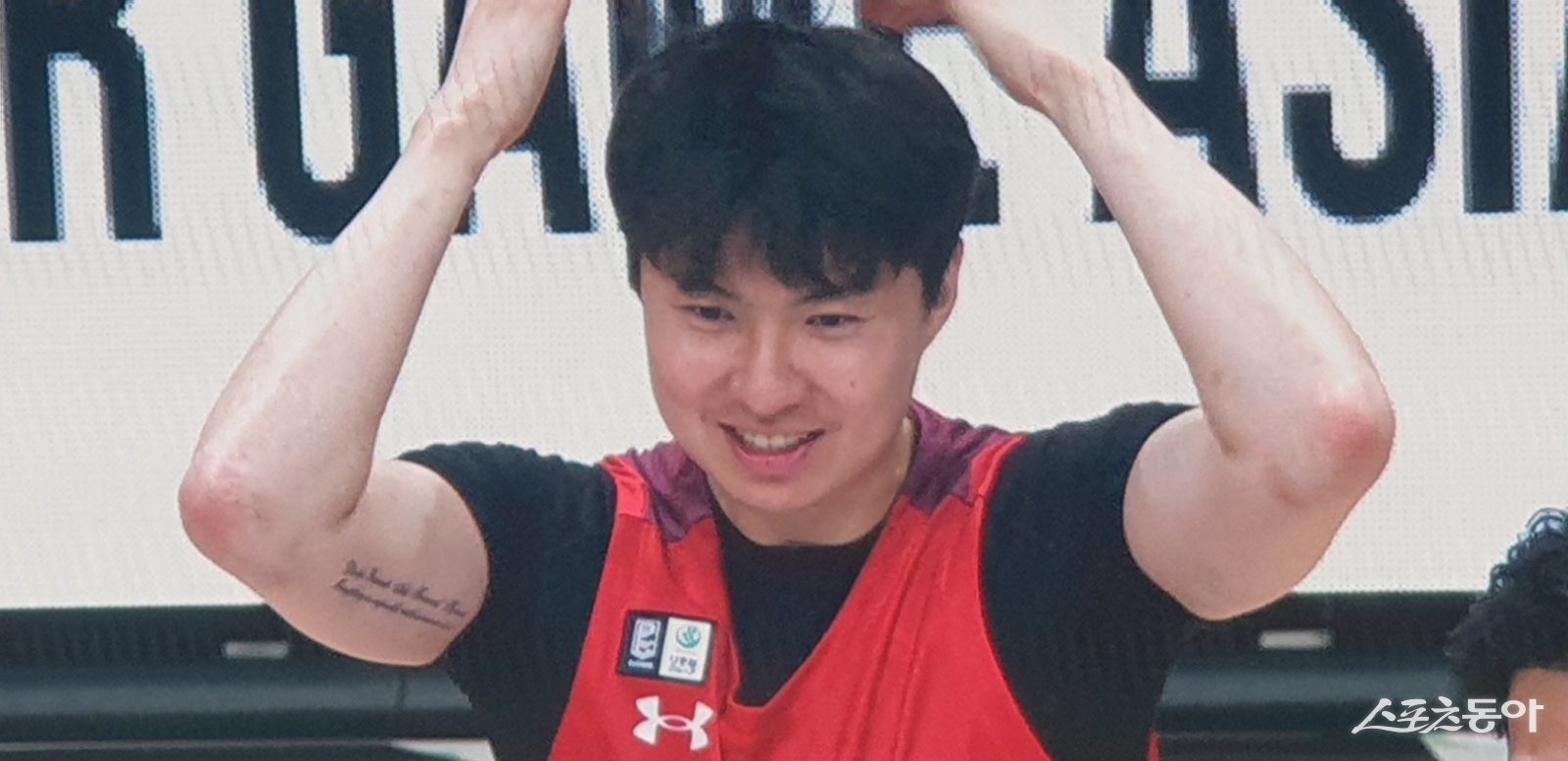 B리그 아시아 올스타팀 이현중이 16일 일본 나가사키 해피니스 아레나에서 열린 라이징 스타팀과 경기를 마친 뒤  팀의 승리를 자축하고 있다. 나가사키｜최용석 기자