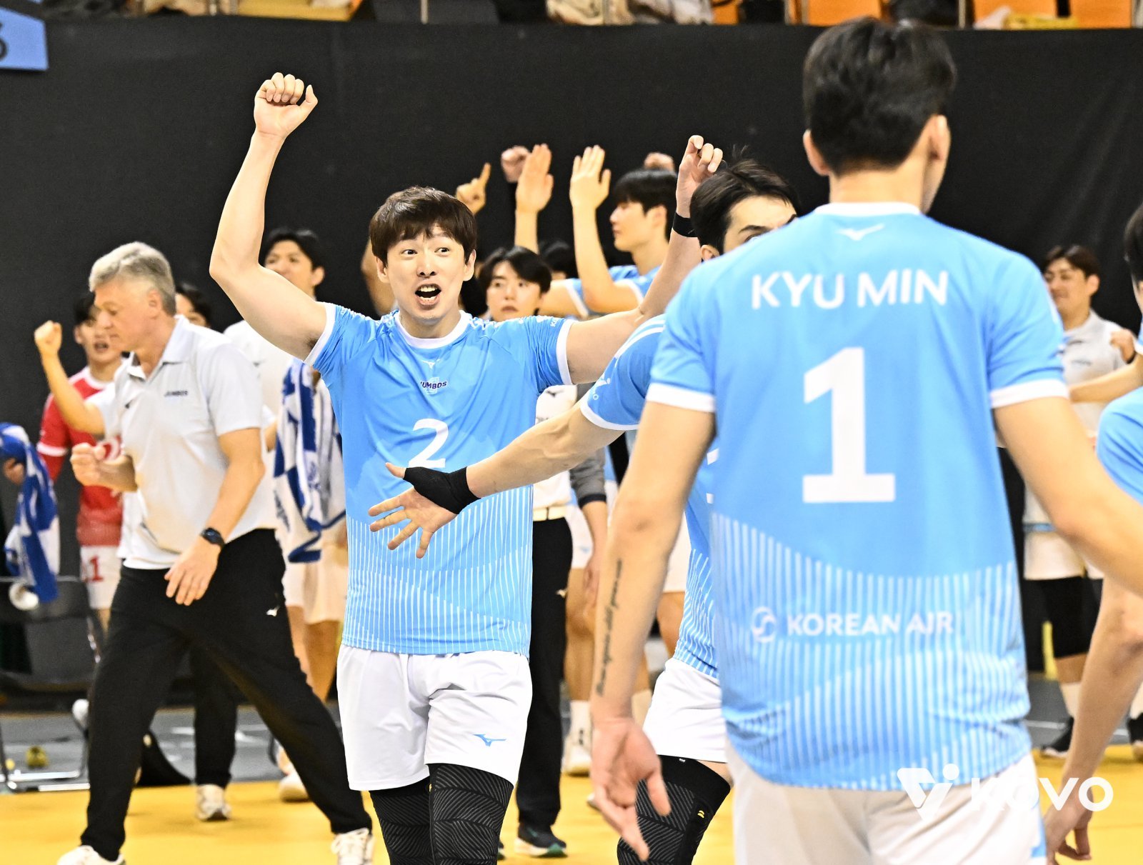 대한항공 한선수(2번)가 16일 의정부 경민대 체육관서 벌어진 KB손해보험과 원정경기서 3-1 승리로 4연패를 마감하자 팔을 번쩍 들고 기뻐하고 있다. 사진제공│KOVO