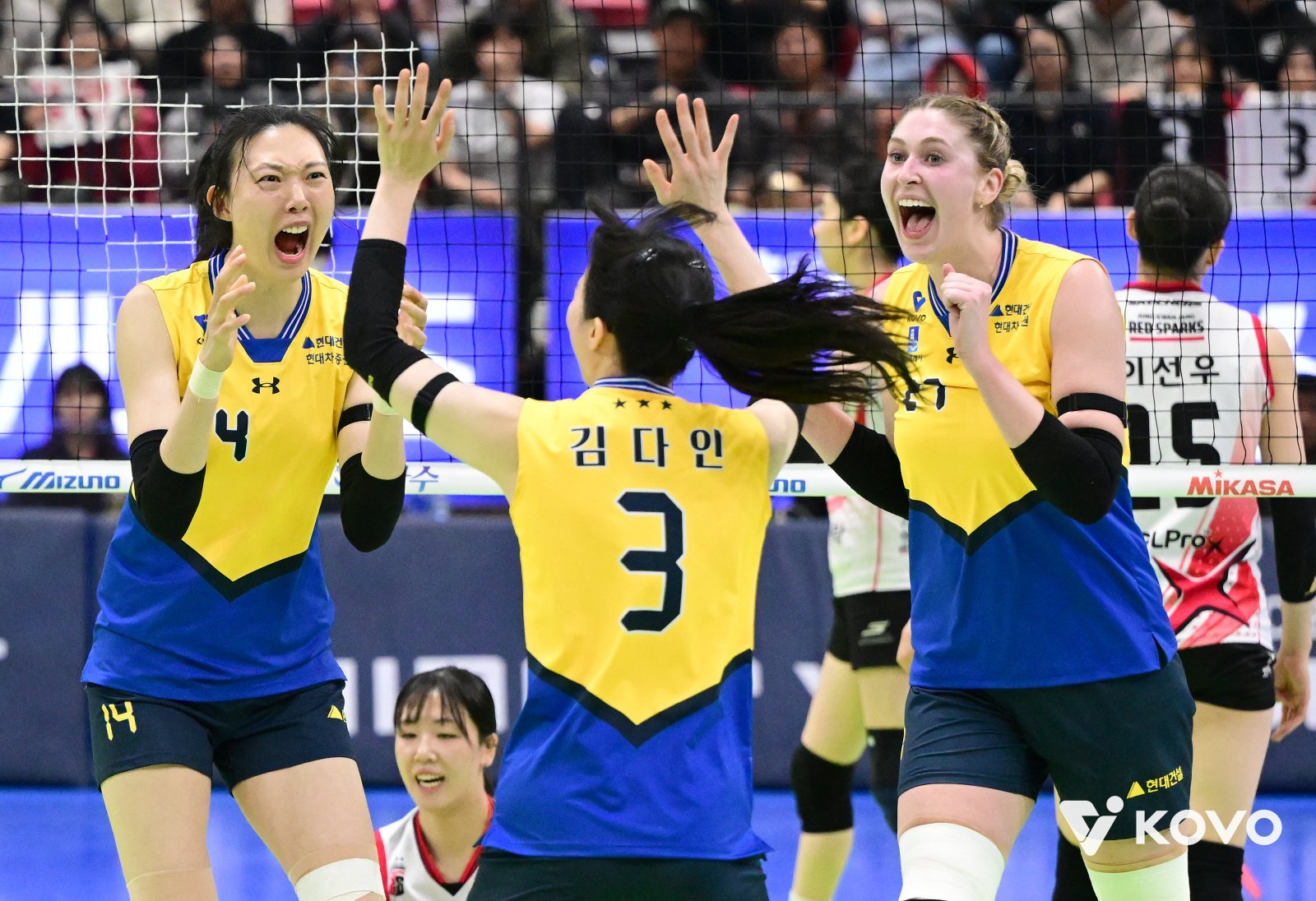 현대건설 양효진, 김다인, 카리(왼쪽부터)가 16일 수원체육관서 벌어진 현대건설과 홈경기서 3-0 승리로 3연패를 마감한 뒤 승리를 자축하고 있다. 사진제공│KOVO
