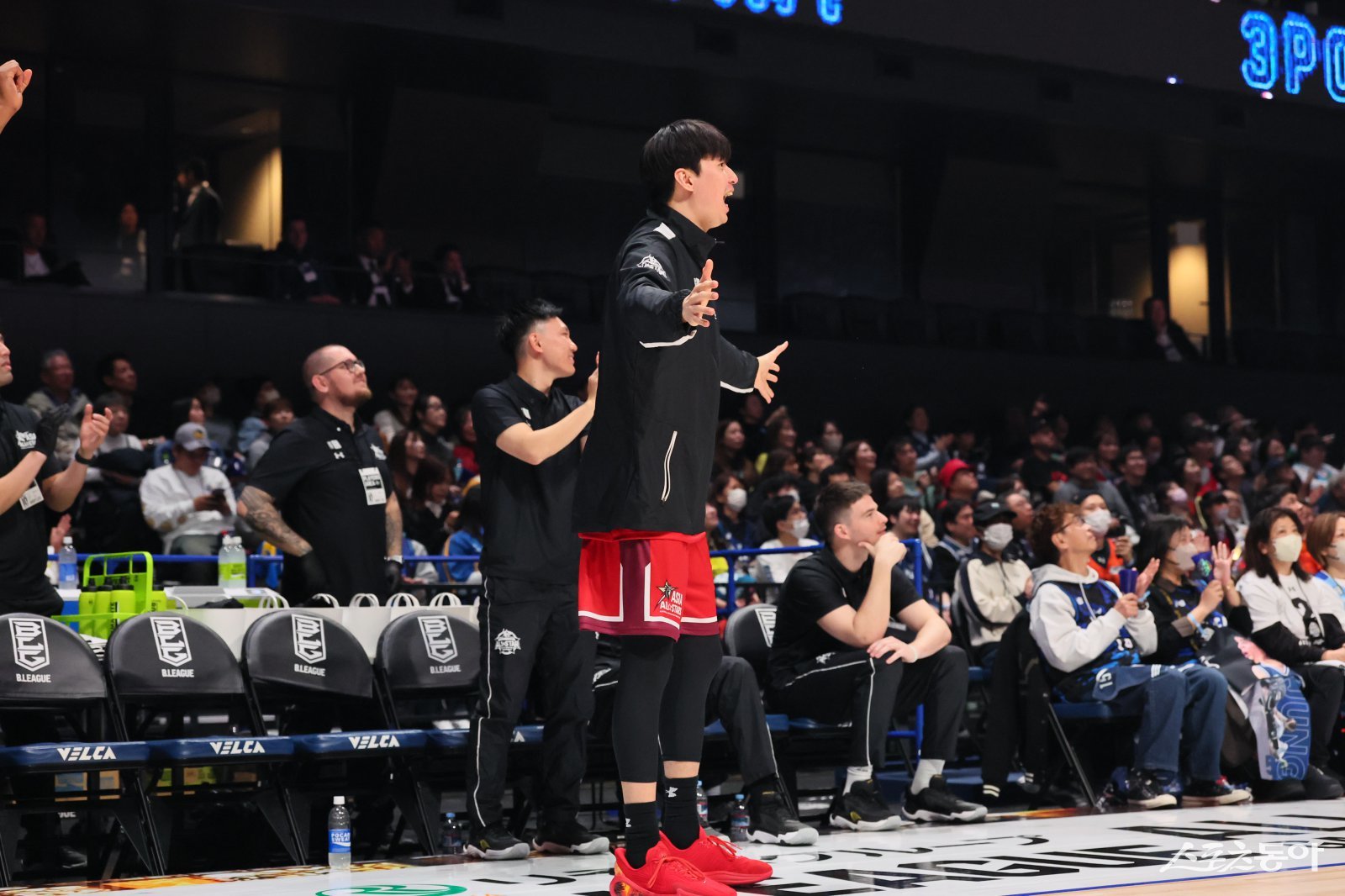 B리그 아시아 올스타팀 이현중이 16일 일본 나가사키 해피니스 아레나에서 열린 아시아 크로스 토너먼트 경기 도중 선수들에게 작전을 지시하고 있다. 사진제공｜B리그