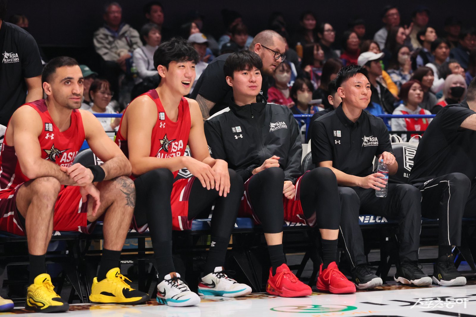 B리그 아시아 올스타팀 양재민(왼쪽에서 2번째)과 이현중(왼쪽에서 3번째)이 16일 일본 나가사키 해피니스 아레나에서 열린 아시아 크로스 토너먼트 경기 도중 벤치에 앉아 동료들의 경기를 지켜보고 있다. 사진제공｜B리그