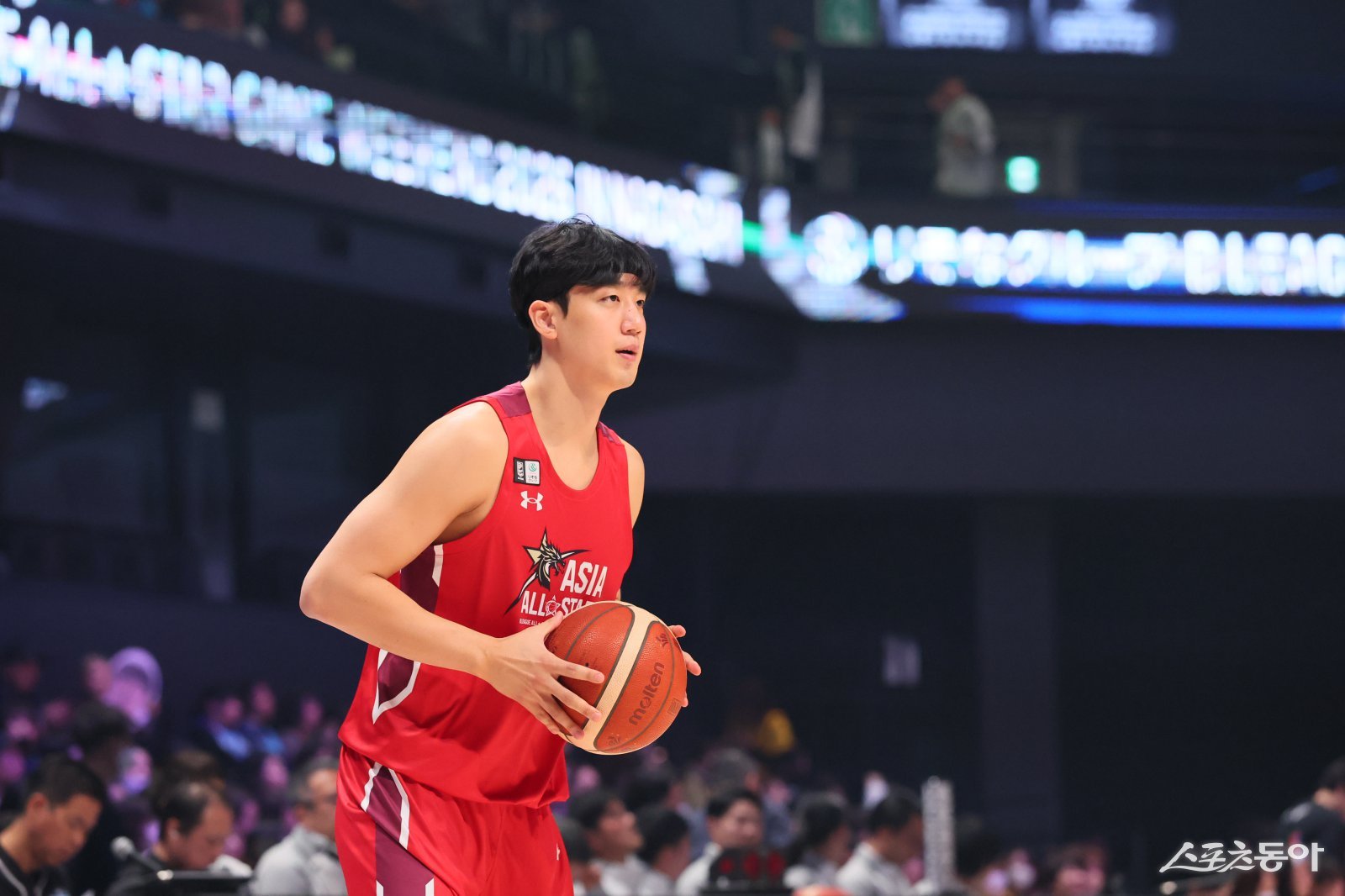 B리그 아시아 올스타팀 양재민이 16일 일본 나가사키 해피니스 아레나에서 열린 아시아 크로스 토너먼트 경기 도중 패스할 곳을 찾고 있다. 사진제공｜B리그