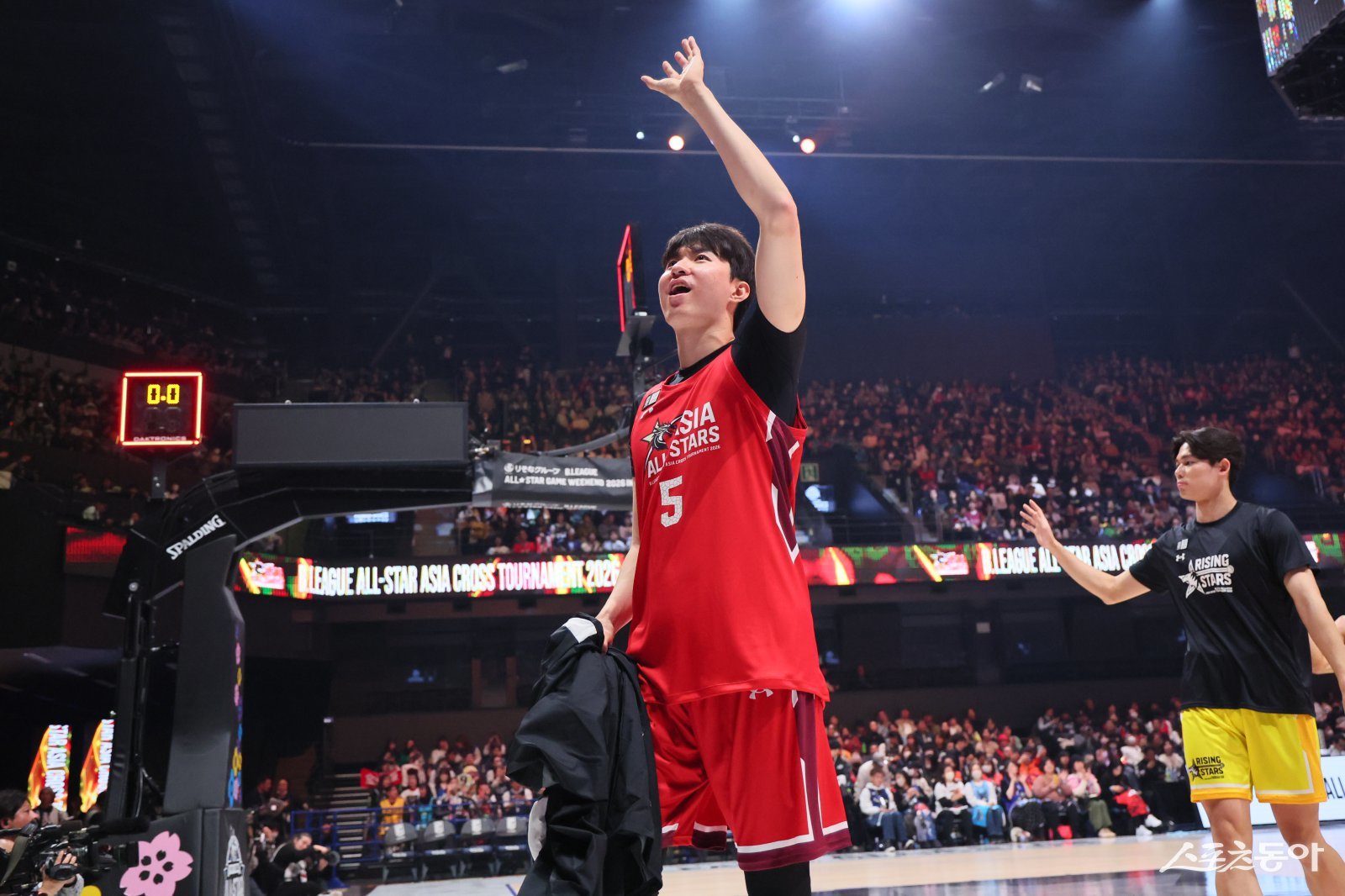 B리그 아시아 올스타팀 이현중이 16일 일본 나가사키 해피니스 아레나에서 열린 아시아 크로스 토너먼트에서 우승을 차지한 뒤 관중들에게 인사하며 경기장을 빠져나가고 있다. 사진제공｜B리그