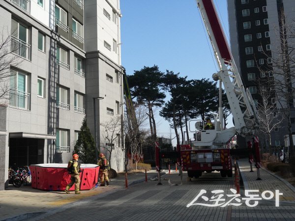 경산소방서가 고층건축물 화재 예방을 위한 현장지도점검을 하고 있다.. 사진제공 ㅣ 경산소방서