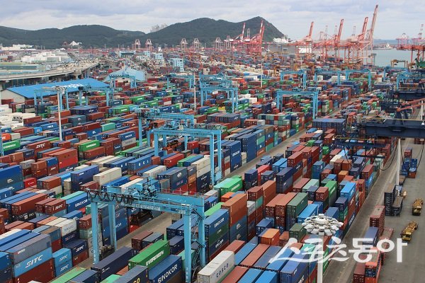 감만 컨테이너 부두.