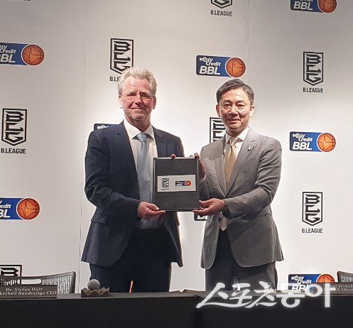 스테판 홀츠 BBL CEO(왼쪽)와 시마다 신지 B리그 총재가 17일 일본 나가사키 해피니스 아레나 1층 기자회견실에서 MOU를 체결한 뒤 환하게 웃고 있다. 나가사키｜최용석 기자