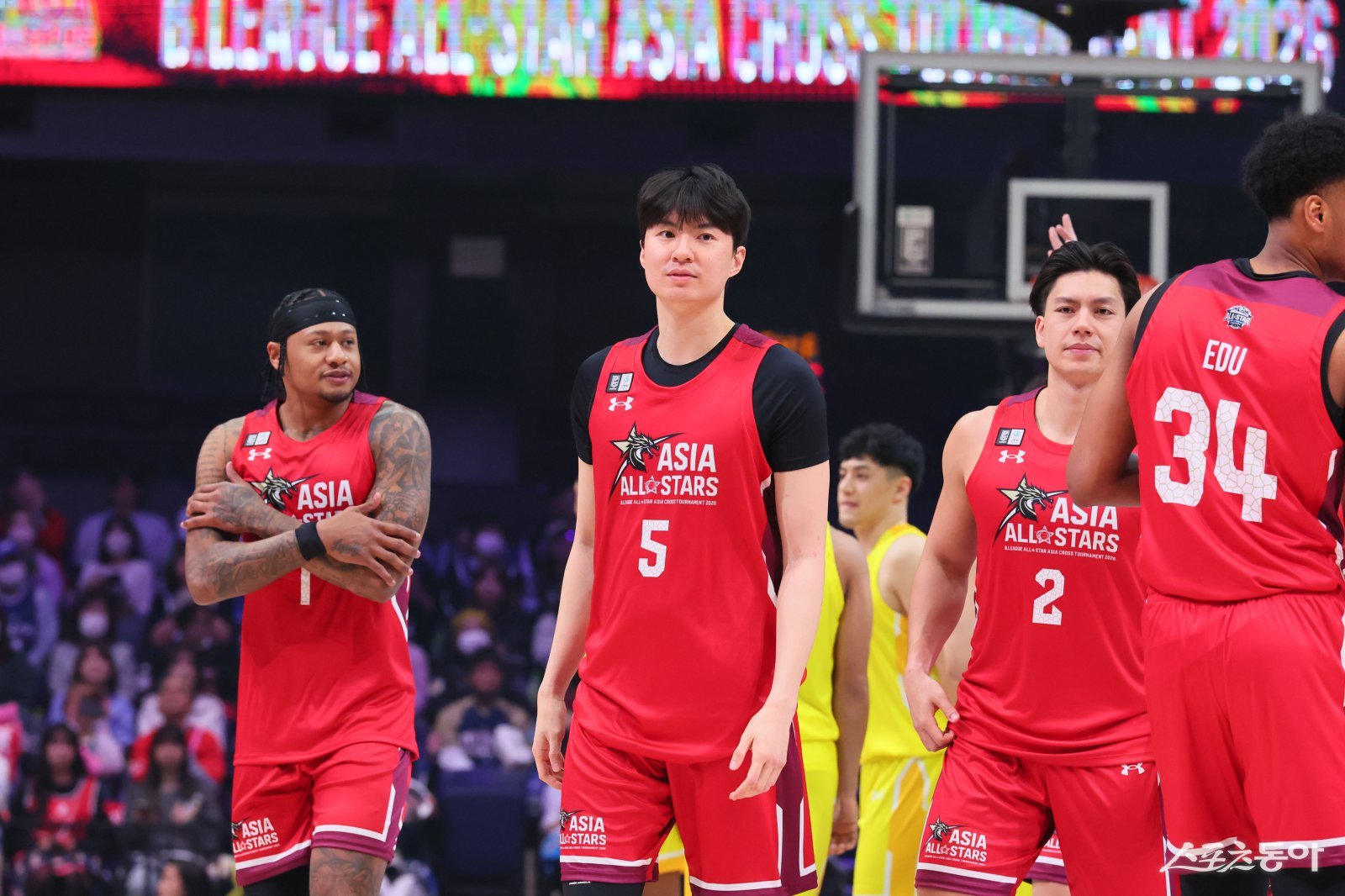 B리그 아시아 올스타팀 이현중(가운데)이 16일 일본 나가사키 해피니스 아레나에서 열린 아시아 크로스 토너먼트 경기에 참가하고 있다. 사진제공｜B리그