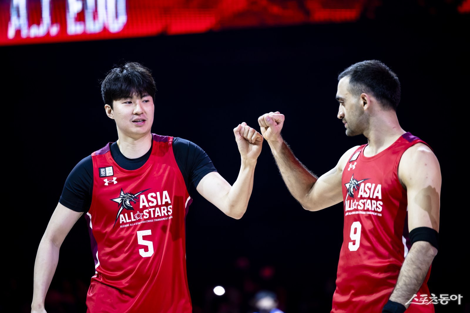 B리그 아시아 올스타팀 이현중이 16일 일본 나가사키 해피니스 아레나에서 열린 아시아 크로스 토너먼트 시작에 앞서 동료와 하이파이브 하고 있다. 사진제공｜B리그