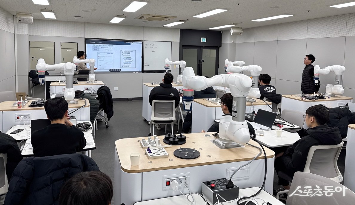 로봇직업교육센터에서 협동로봇을 활용한 조립 공정 자동화 교육을 진행하고 있다. 사진제공｜안산시