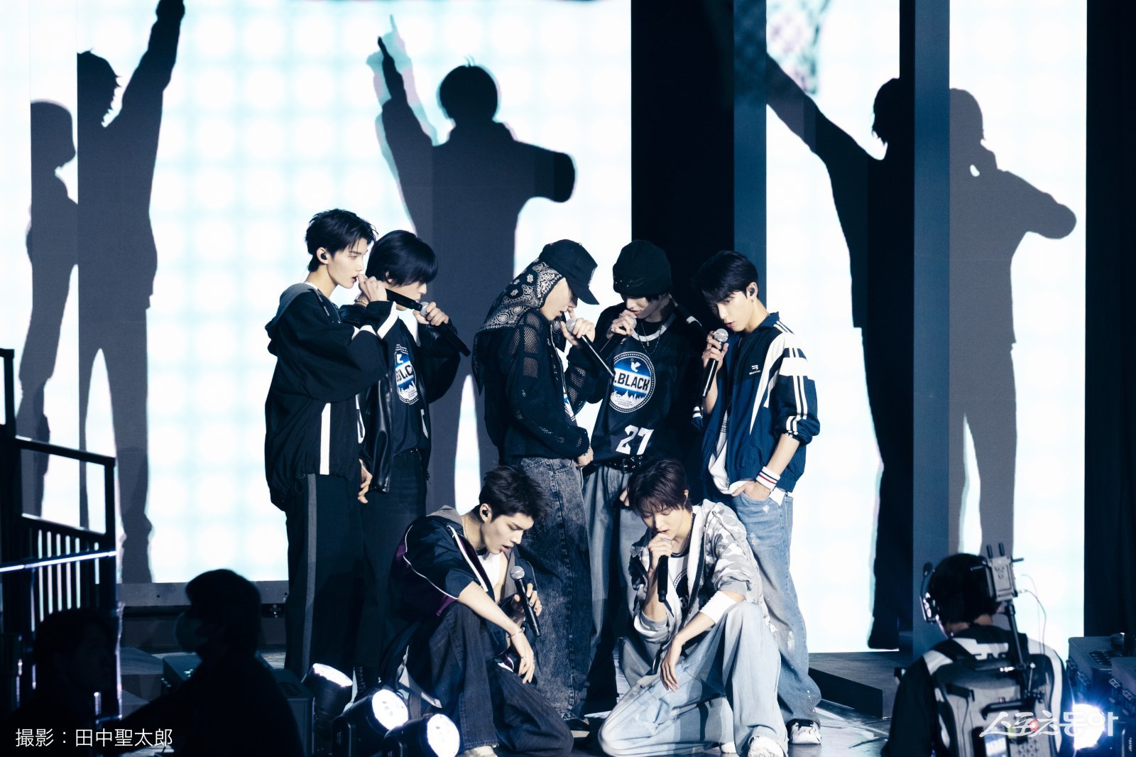 그룹 앤팀(&TEAM) 멤버들이 17일 일본 나가사키 해피니스 스타디움에서 진행된 B리그 올스타 위크앤드 2026에 공연을 하고 있다. 사진제공｜B리그