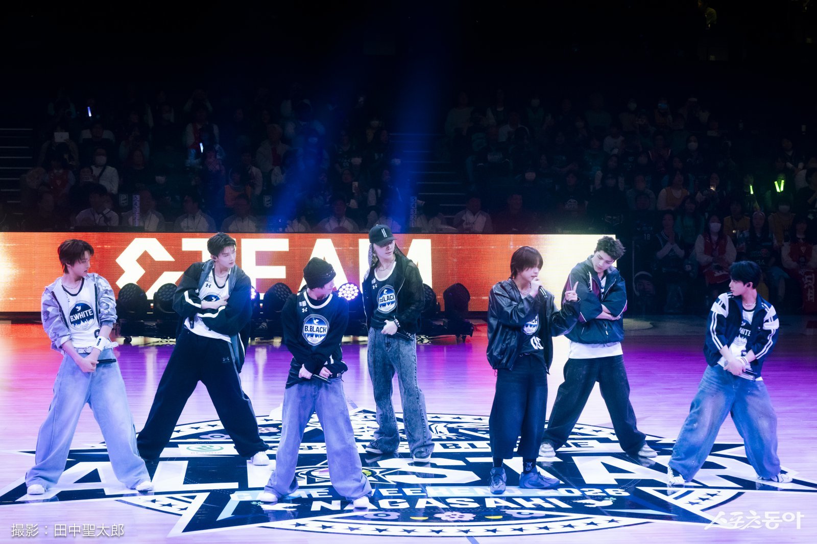 그룹 앤팀(&TEAM) 멤버들이 17일 일본 나가사키 해피니스 스타디움에서 진행된 B리그 올스타 위크앤드 2026에 공연을 하고 있다. 사진제공｜B리그