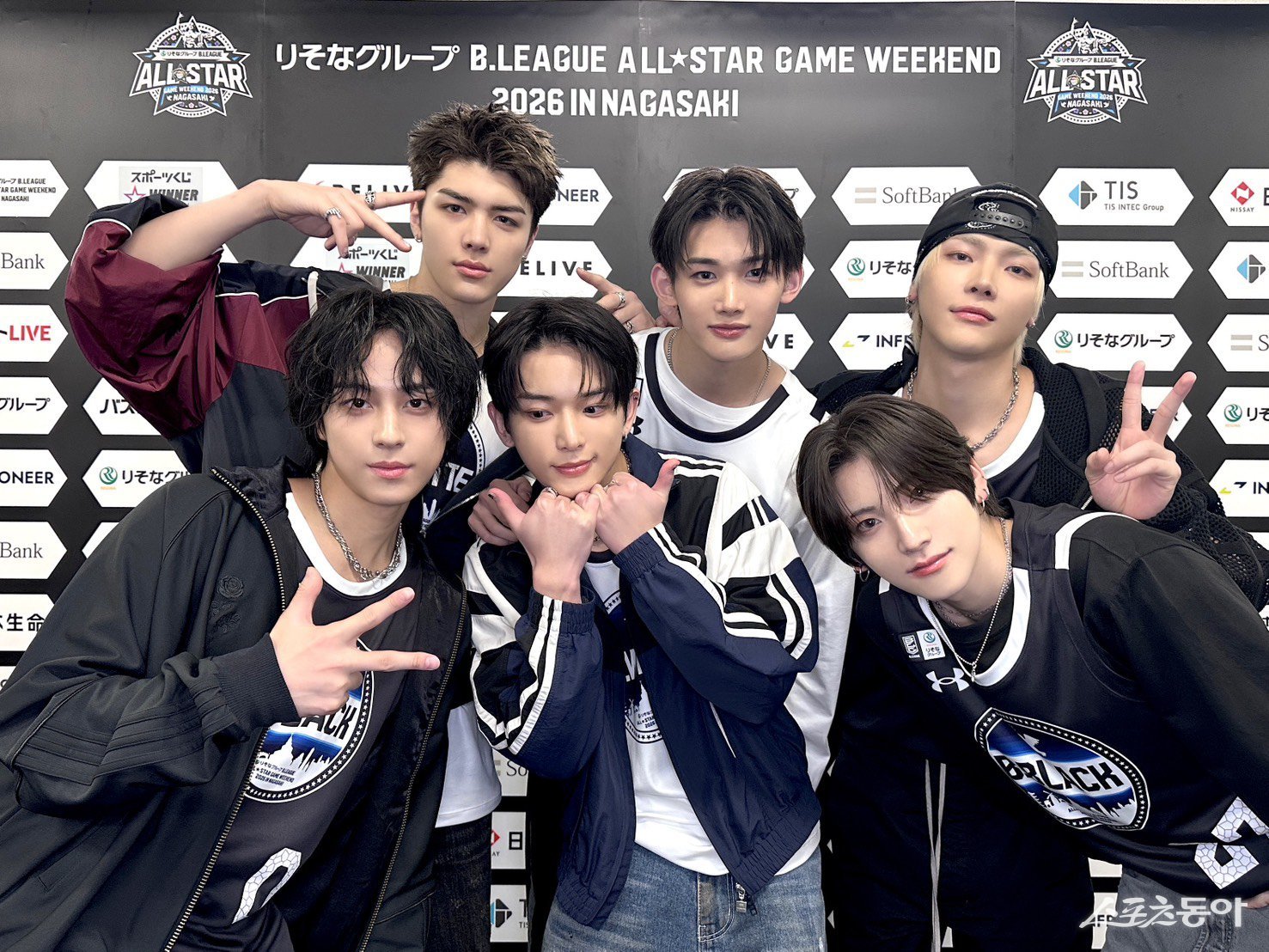 그룹 앤팀(&TEAM) 멤버들이 17일 일본 나가사키 해피니스 스타디움에서 진행된 B리그 올스타 위크앤드 2026에 참석해 기념촬영하고 있다. 사진제공｜YX LABELS