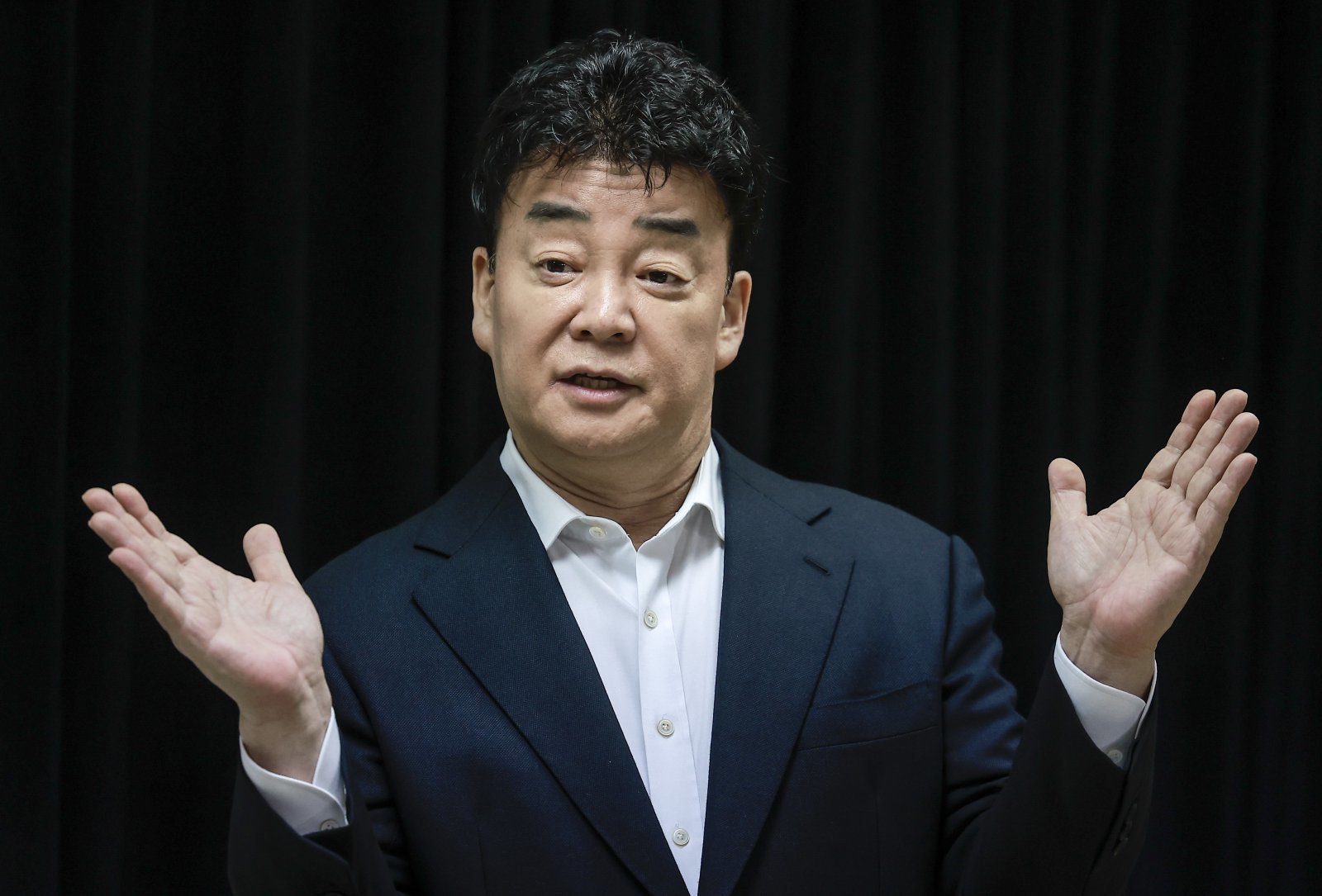 [서울=뉴시스] 정병혁 기자 = 백종원 더본코리아 대표가 28일 서울 서초구의 한 회의공간에서 열린 더본코리아 주주총회에서 취재진의 질문에 답하고 있다. 2025.03.28. jhope@newsis.com