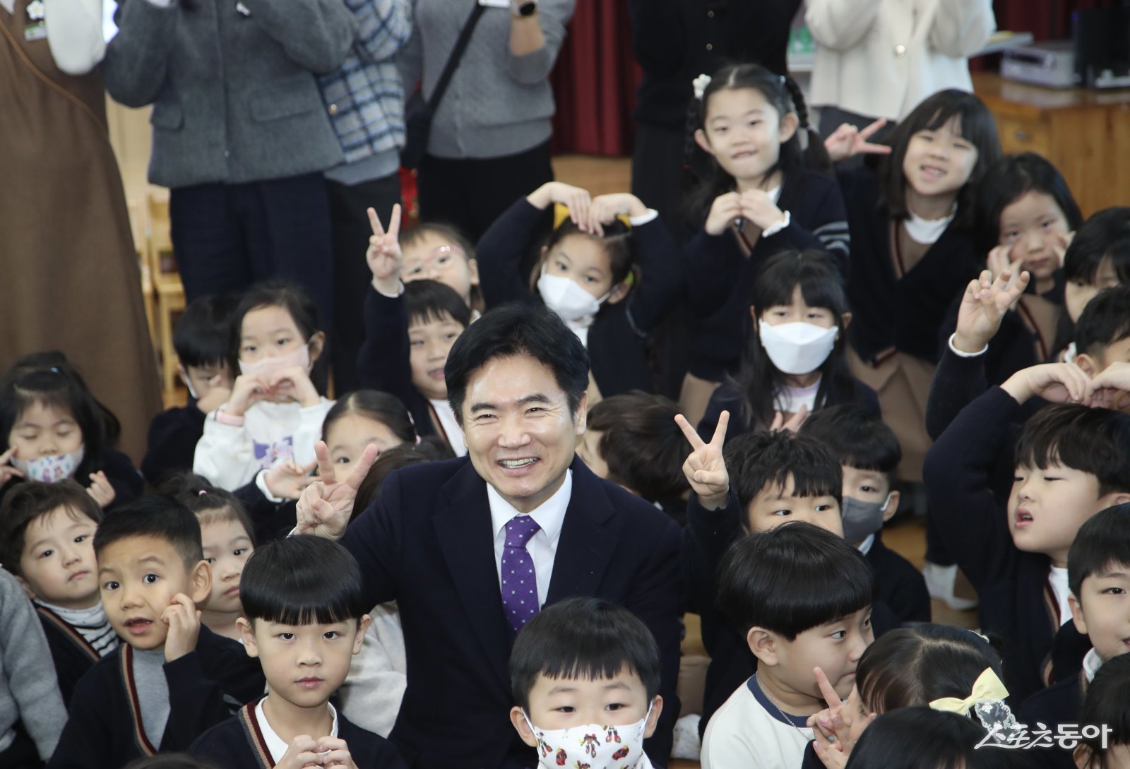 김대중 전남교육감이 어린이들과 함께 기념하고 있다. 사진제공=전남교욱청