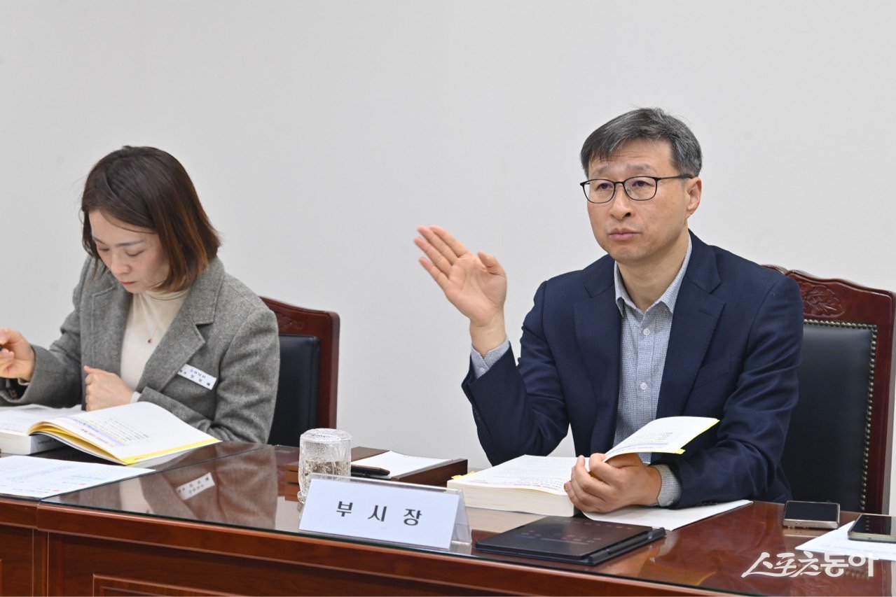 16일 하남시에 따르면 공 부시장은 시정 주요 사업의 신속한 파악과 역점 과제의 차질 없는 추진을 위해 지난 14일부터 사흘간 ‘국별 주요 업무보고회’를 주재했다. 사진제공｜하남시