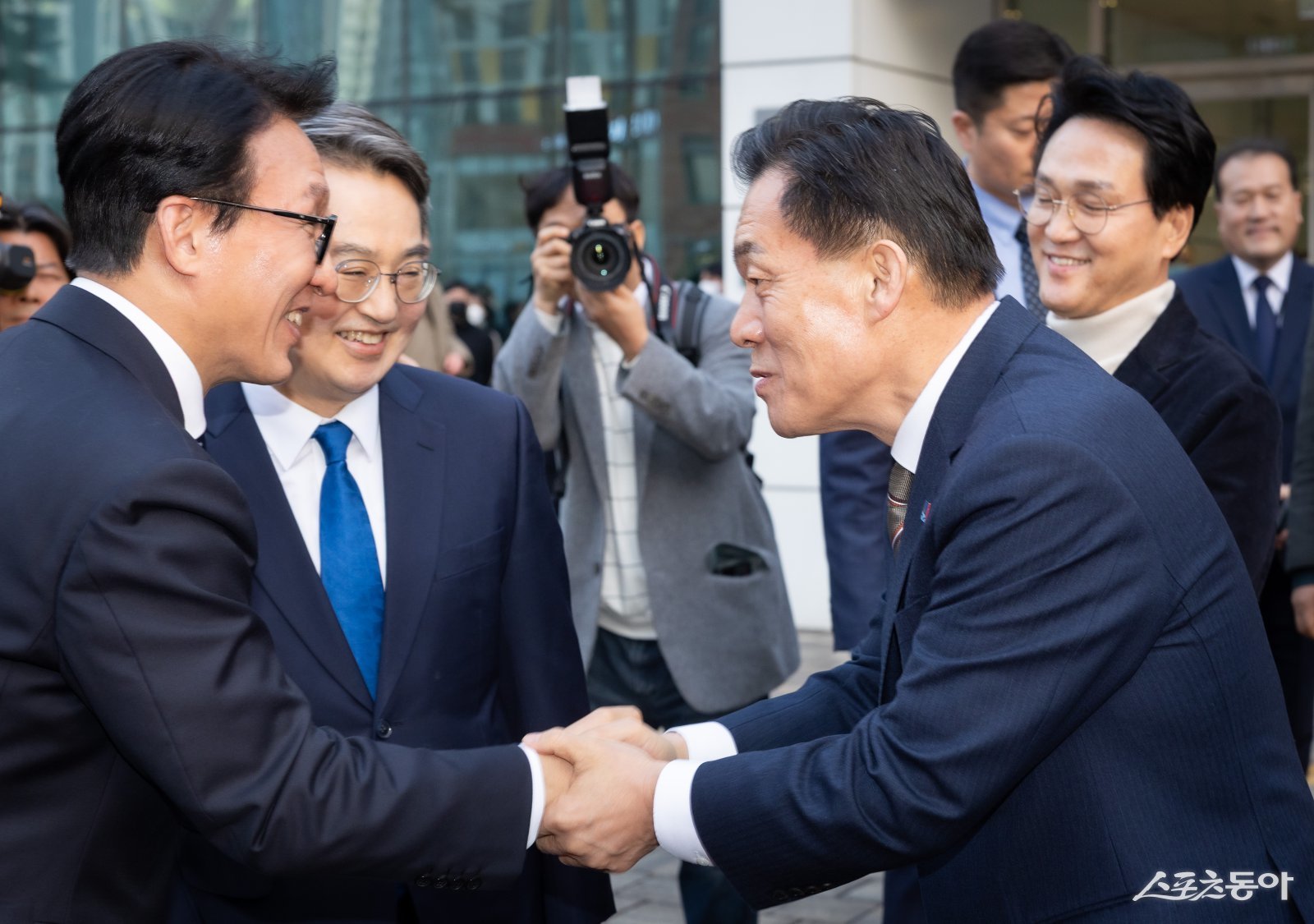 이재준 시장(오른쪽)과 김민석 총리가 악수를 하며 인사를 나누고 있다. 사진제공｜수원시