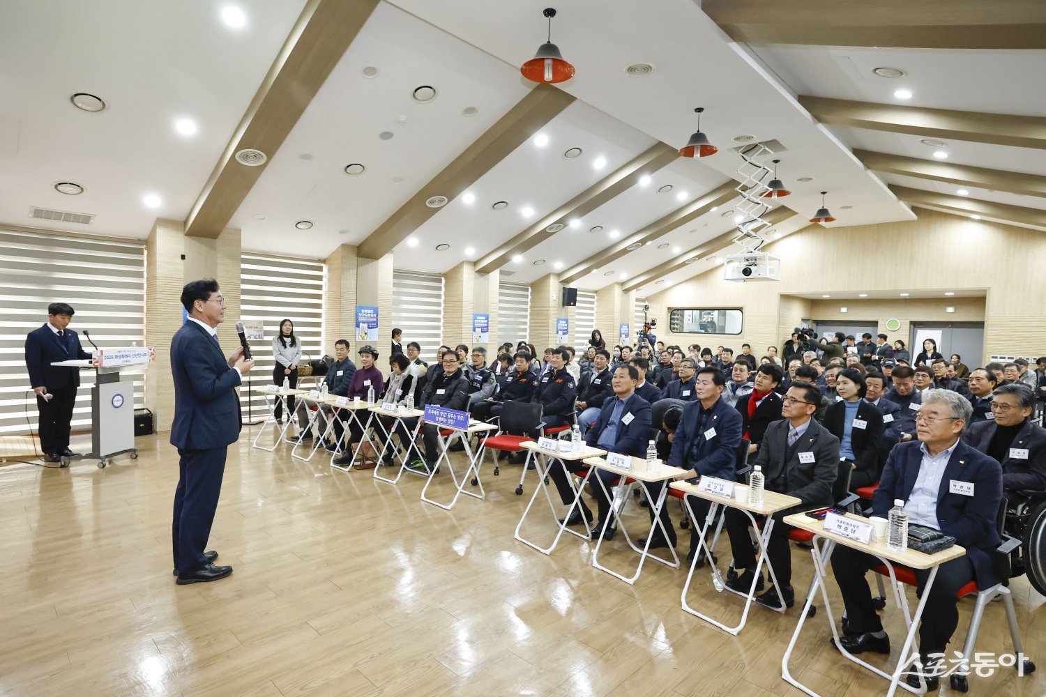 화성특례시(시장 정명근)가 지난 12일 남양읍과 새솔동을 시작으로 2026년도 신년인사회 첫째 주 일정을 마무리한 가운데, 시민 의견을 사전에 청취하는 지역관심사 조사 방식이 주목받고 있다(2026년 화성특례시 신년인사회 현장 모습). 사진제공｜화성시