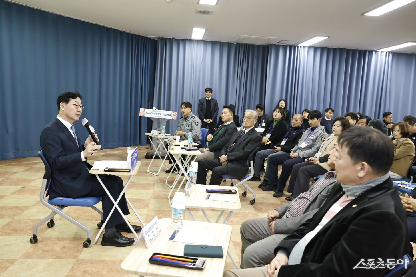 화성특례시(시장 정명근)가 지난 12일 남양읍과 새솔동을 시작으로 2026년도 신년인사회 첫째 주 일정을 마무리한 가운데, 시민 의견을 사전에 청취하는 지역관심사 조사 방식이 주목받고 있다(2026년 화성특례시 신년인사회 현장 모습). 사진제공｜화성시