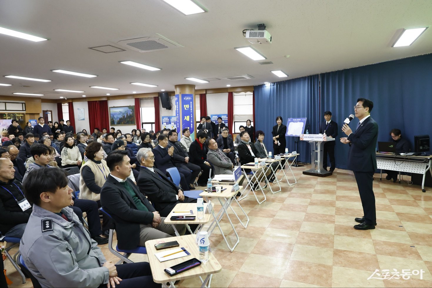 화성특례시(시장 정명근)가 지난 12일 남양읍과 새솔동을 시작으로 2026년도 신년인사회 첫째 주 일정을 마무리한 가운데, 시민 의견을 사전에 청취하는 지역관심사 조사 방식이 주목받고 있다(2026년 화성특례시 신년인사회 현장 모습). 사진제공｜화성시