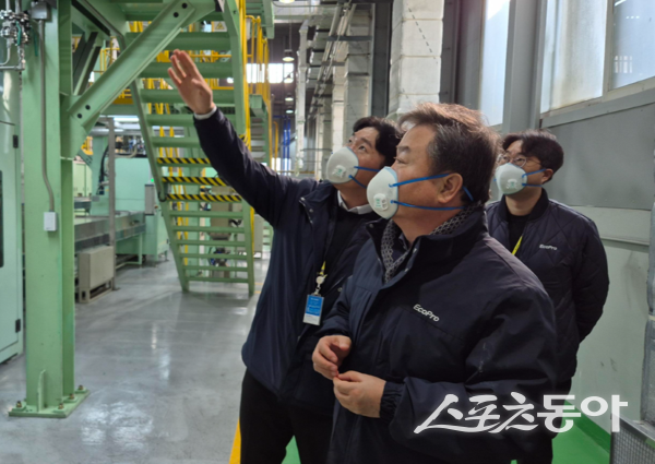 이동채 에코프로 창업주(가운데)가 충북 청주시 에코프로비엠 연구동을 방문해 관계자들과 이야기를 나누고 있는 모습. 사진제공ㅣ에코프로