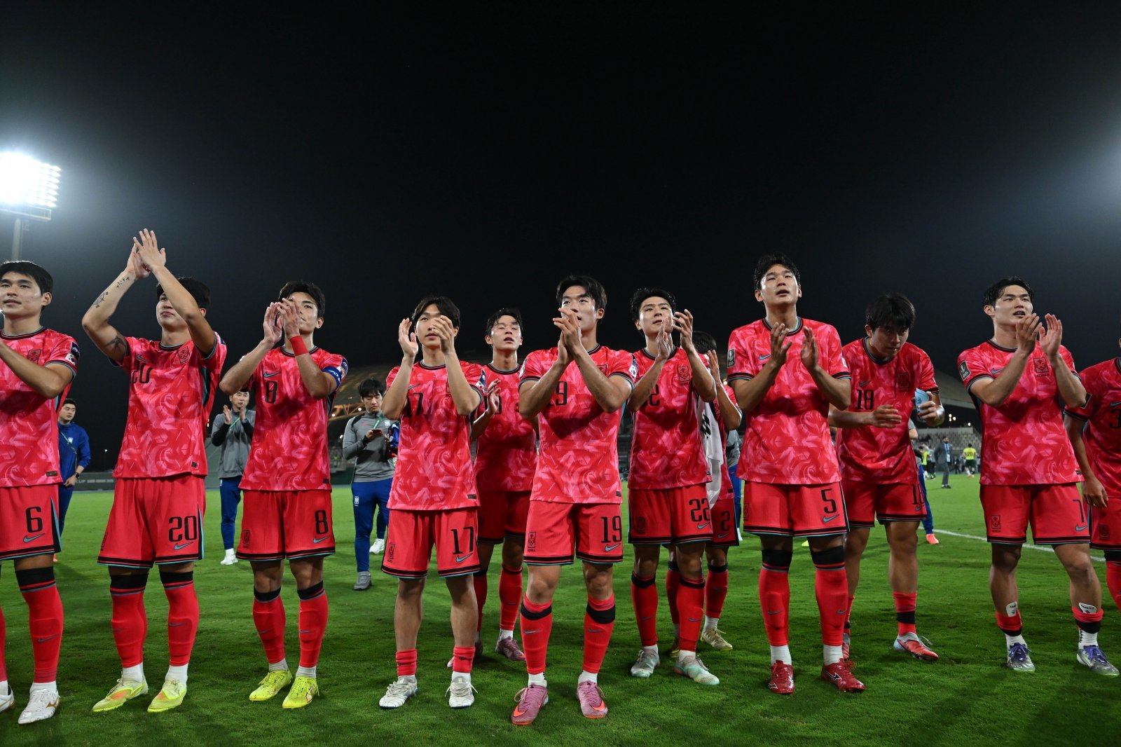 U-23 대표팀 선수들이 18일(한국시간) 사우디 제다에서 열린 U-23 아시안컵 8강전서 호주를 꺾은 뒤 팬들에게 감사를 전하고 있다. 사진제공｜대한축구협회