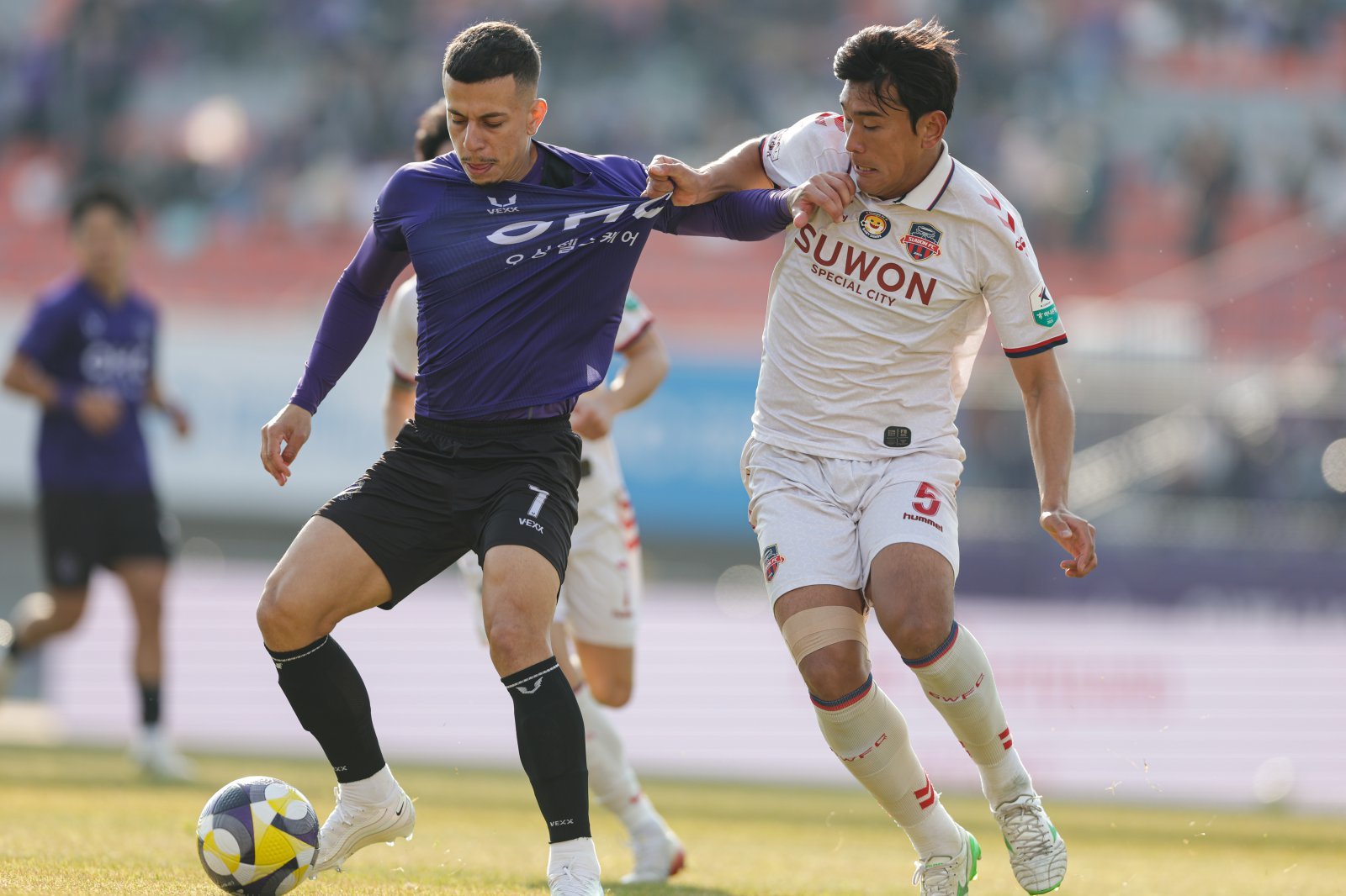 안양은 비시즌 모따와 야고가 팀을 떠났지만 올해 마테우스(왼쪽)를 중심으로 팀을 재편해 2년 연속 K리그1 잔류에 도전한다. 사진제공│한국프로축구연맹