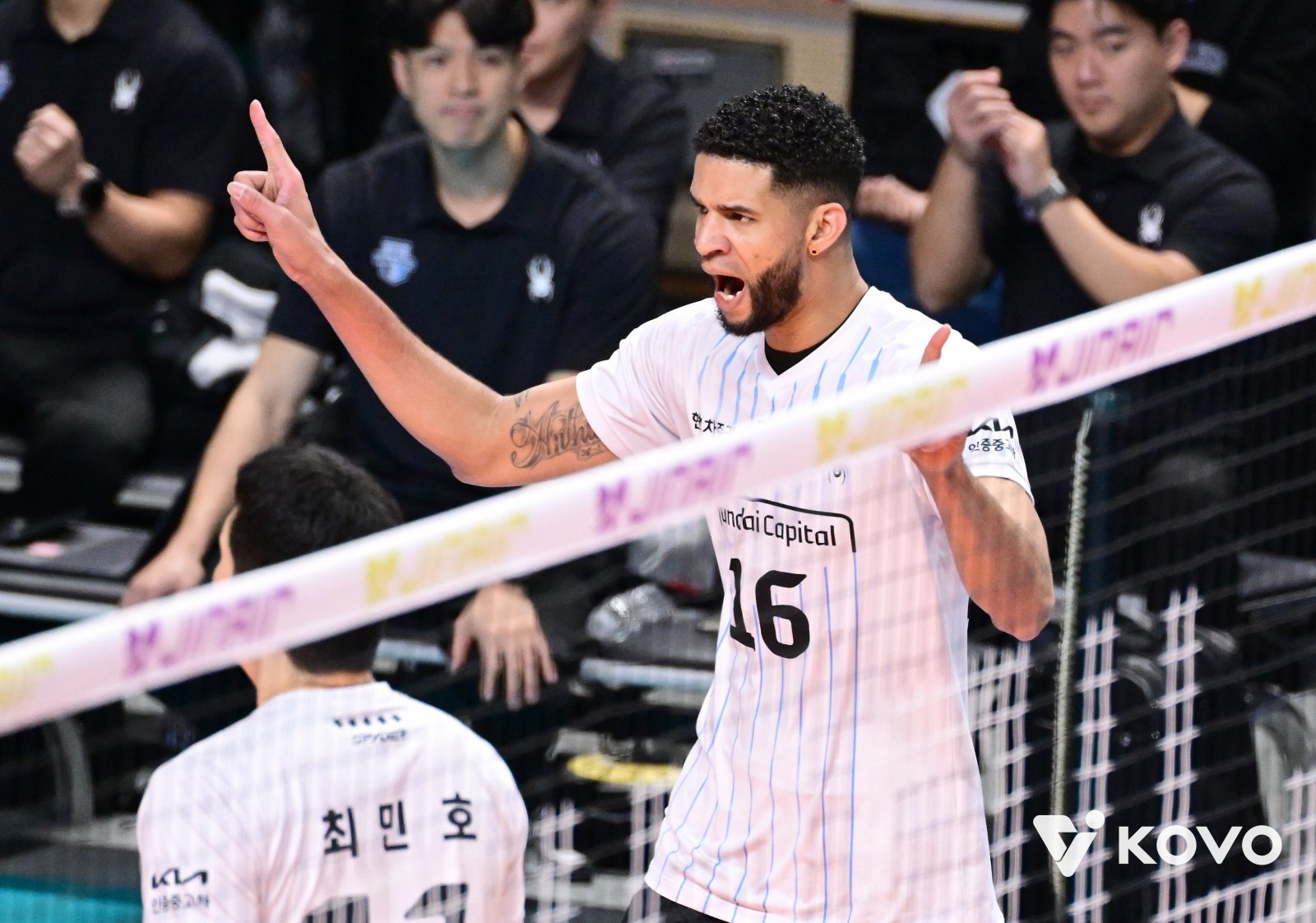 현대캐피탈 외국인 공격수 레오(16번)가 18일 장충체육관서 열린 우리카드와 V리그 남자부 원정경기서 득점한 뒤 환호하고 있다. 사진제공｜KOVO