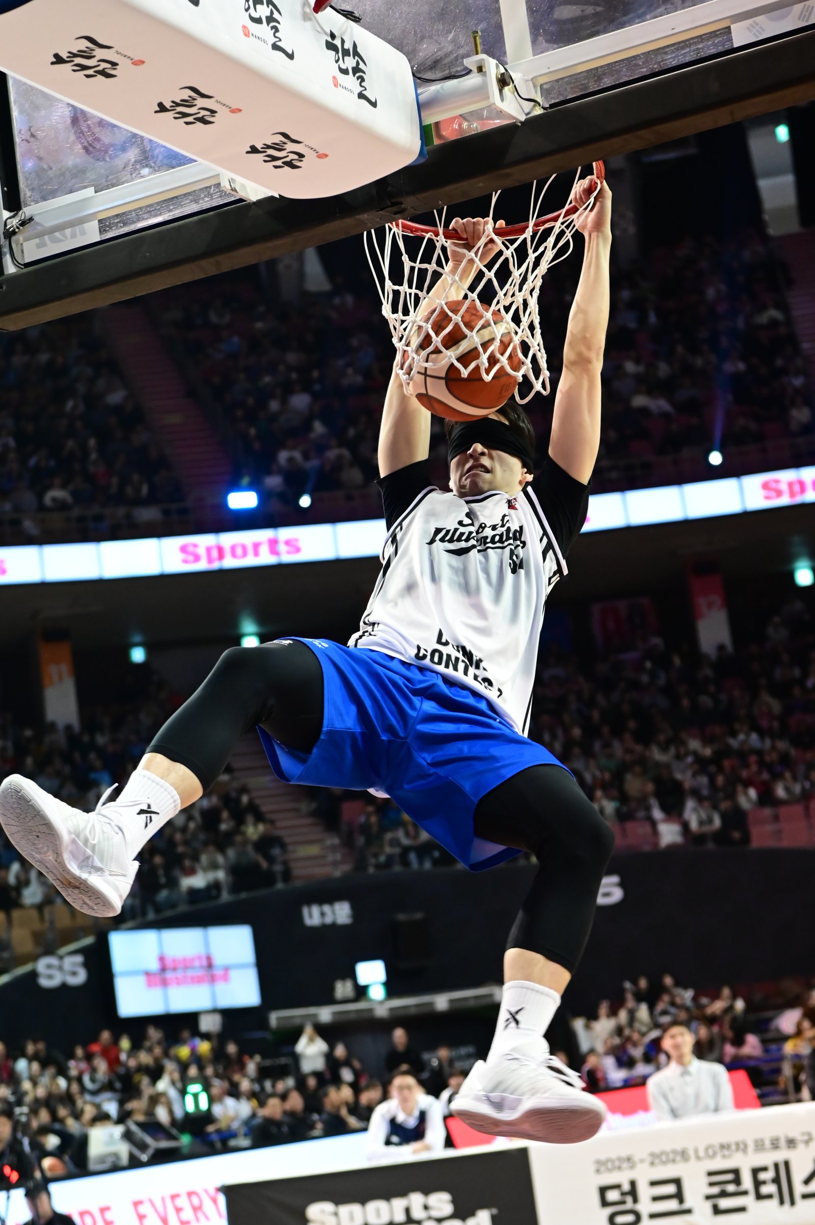 조준희가 18일 잠실체육관서 열린 ‘2025~2026 LG전자 프로농구 올스타전’ 스포츠일러스트레이티드(SI) 덩크 콘테스트 결선에서 안대로 눈을 가린 채 덩크슛을 성공하고 있다. 사진제공｜KBL