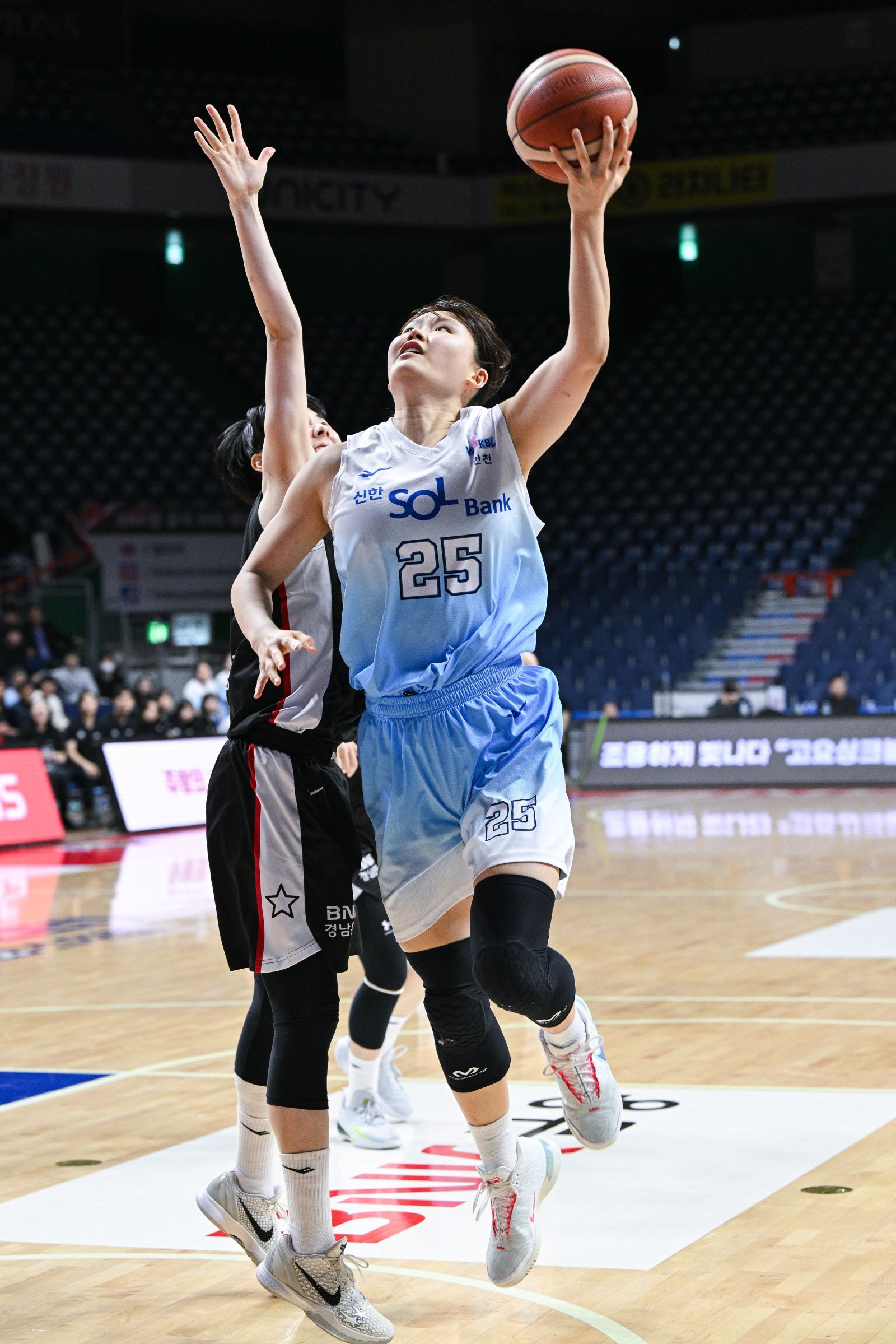 신한은행 미마 루이(오른쪽)가 18일 부산에서 열린 BNK 썸과 원정경기서 상대 수비를 피해 슛을 하고 있다. 그는 36점·11리바운드로 활약하며 9연패 탈출에 앞장섰다. 사진제공｜WKBL