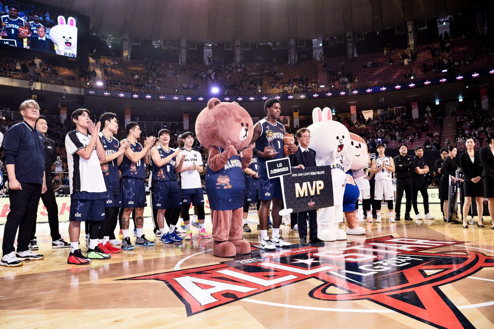 네이던 나이트가 18일 잠실체육관서 열린 ‘2025~2026 LG전자 프로농구 올스타전’에서 최우수선수(MVP)에 선정된 뒤 동료 선수들의 축하를 받고 있다. 사진제공｜KBL