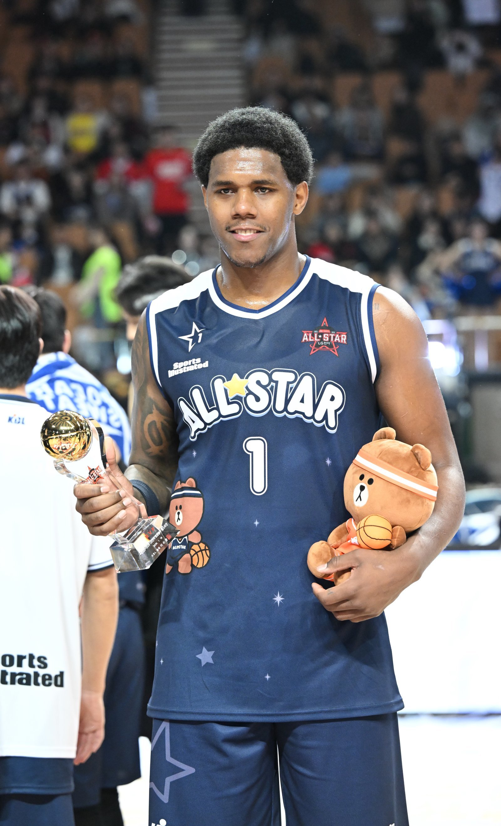 네이던 나이트가 18일 잠실체육관서 열린 ‘2025~2026 LG전자 프로농구 올스타전’에서 최우수선수(MVP)에 선정된 뒤 트로피와 브라운 인형을 들어 올리고 있다. 사진제공｜KBL