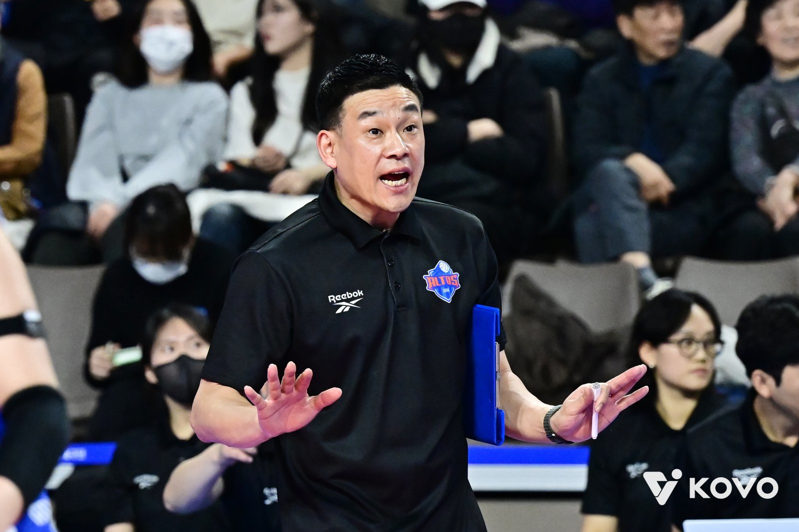 여오현 IBK기업은행 감독대행은 18일 화성종합체육관서 열린 흥국생명과 홈경기서 2-3으로 패해 5연승을 마감한 뒤 선수들에게 다시 웃으면서 훈련하자고 얘기했다. 사진제공│KOVO