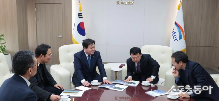 이날 임 시장은 윤석대 한국수자원공사 사장과 함께 두 기관의 국장·본부장들이 참석한 가운데 간담회를 열었다. 사진제공｜임병택 시장 페이스북