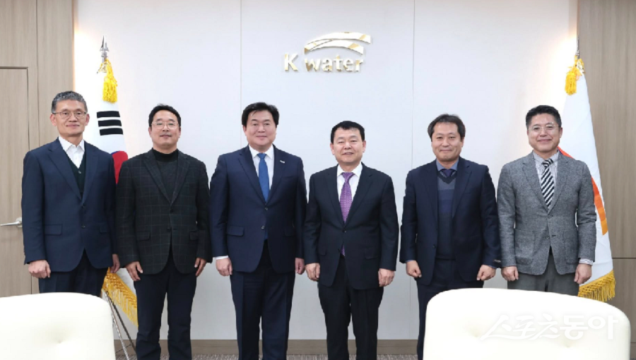 임 시장은 윤석대 한국수자원공사 사장과 함께 두 기관의 국장·본부장들이 참석한 가운데 간담회를 열고, 시화호와 거북섬을 둘러싼 주요 현안과 향후 발전 방안에 대해 폭넓은 논의를 진행했다(왼쪽부터 시흥시 윤진철 국장, 양순필 국장, 임병택 시장 기념촬영 모습). 사진제공｜임병택 시장 페이스북