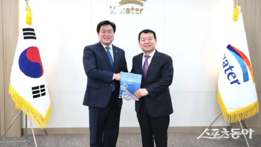 임 시장은 윤석대 한국수자원공사 사장과 함께 두 기관의 국장·본부장들이 참석한 가운데 간담회를 열고, 시화호와 거북섬을 둘러싼 주요 현안과 향후 발전 방안에 대해 폭넓은 논의를 진행했다(왼쪽 임병택 시장). 사진제공｜임병택 시장 페이스북