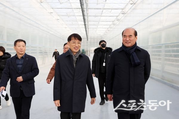 오봉근 본부장과 강영석 상주시장(오른쪽)이 낙동강 수열에너지단지 조성사업 현장을 거닐고 있는 모습. 사진제공ㅣ상주시