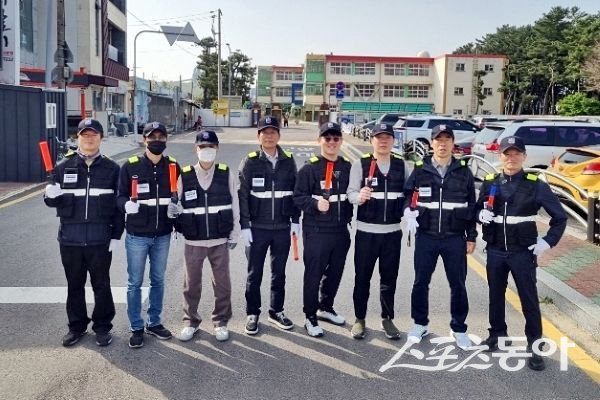 참사랑교통봉사단이 어린이들의 안전한 통학 환경 조성을 위해 교통안전 지도하는 모습. 사진제공ㅣ포스코