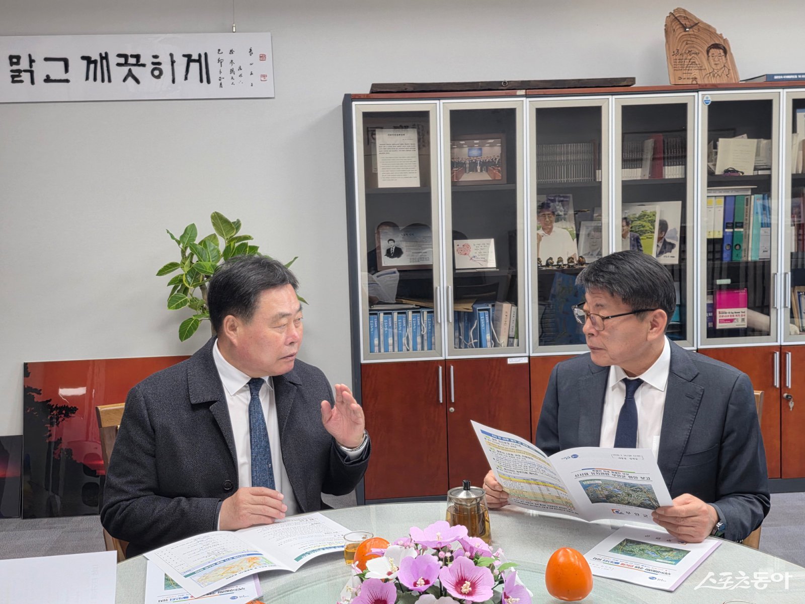 김산 무안군수가 지난 16일 청와대를 방문해 서삼석 국회의원과 광주 군 공항 이전과 관련한 정책적 지원 방안과 지역 현안에 대해 의견을 나누고 있다. 사진제공=무안군