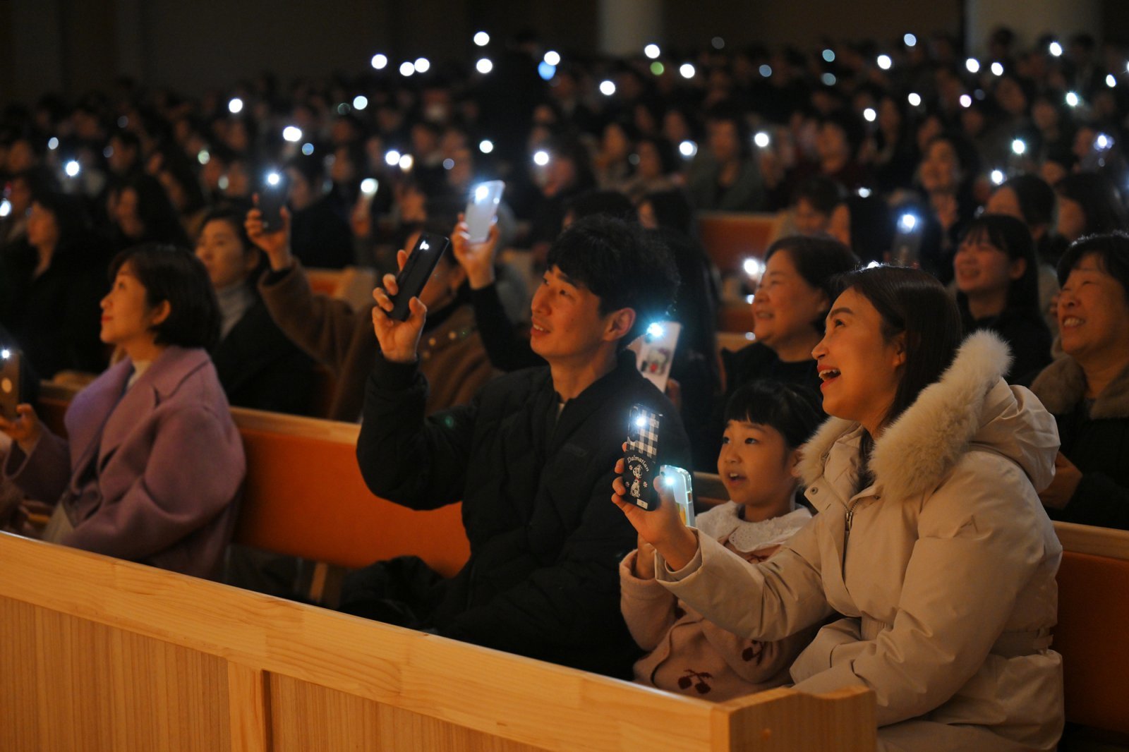 4일 ‘인천낙섬 하나님의 교회’에서 개최한 ‘어머니 사랑의 언어’ 세미나에 참석한 가정이 오붓하게 캠페인송을 부르는 모습.