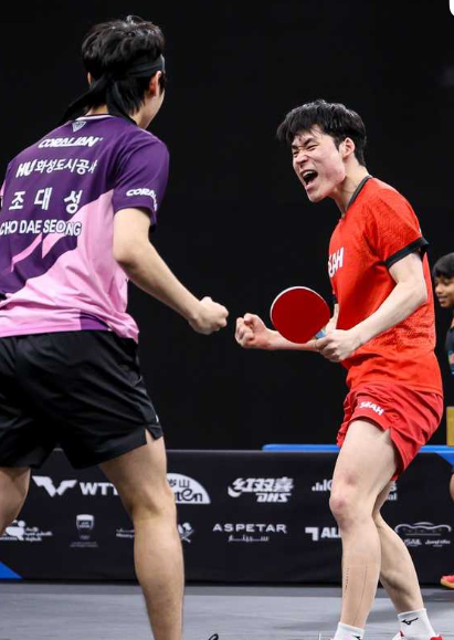 탁구국가대표팀 에이스 장우진(뒤)은 백핸드 구사 보완을 앞세워 새해부터 승승장구하고 있다. 사진출처│WTT 홈페이지