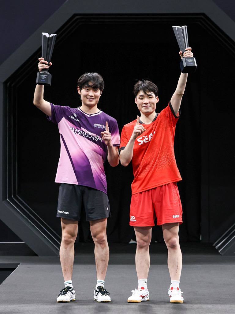 탁구국가대표팀 에이스 장우진(오른쪽)은 백핸드 구사 보완을 앞세워 새해부터 승승장구하고 있다. 사진출처│WTT 홈페이지