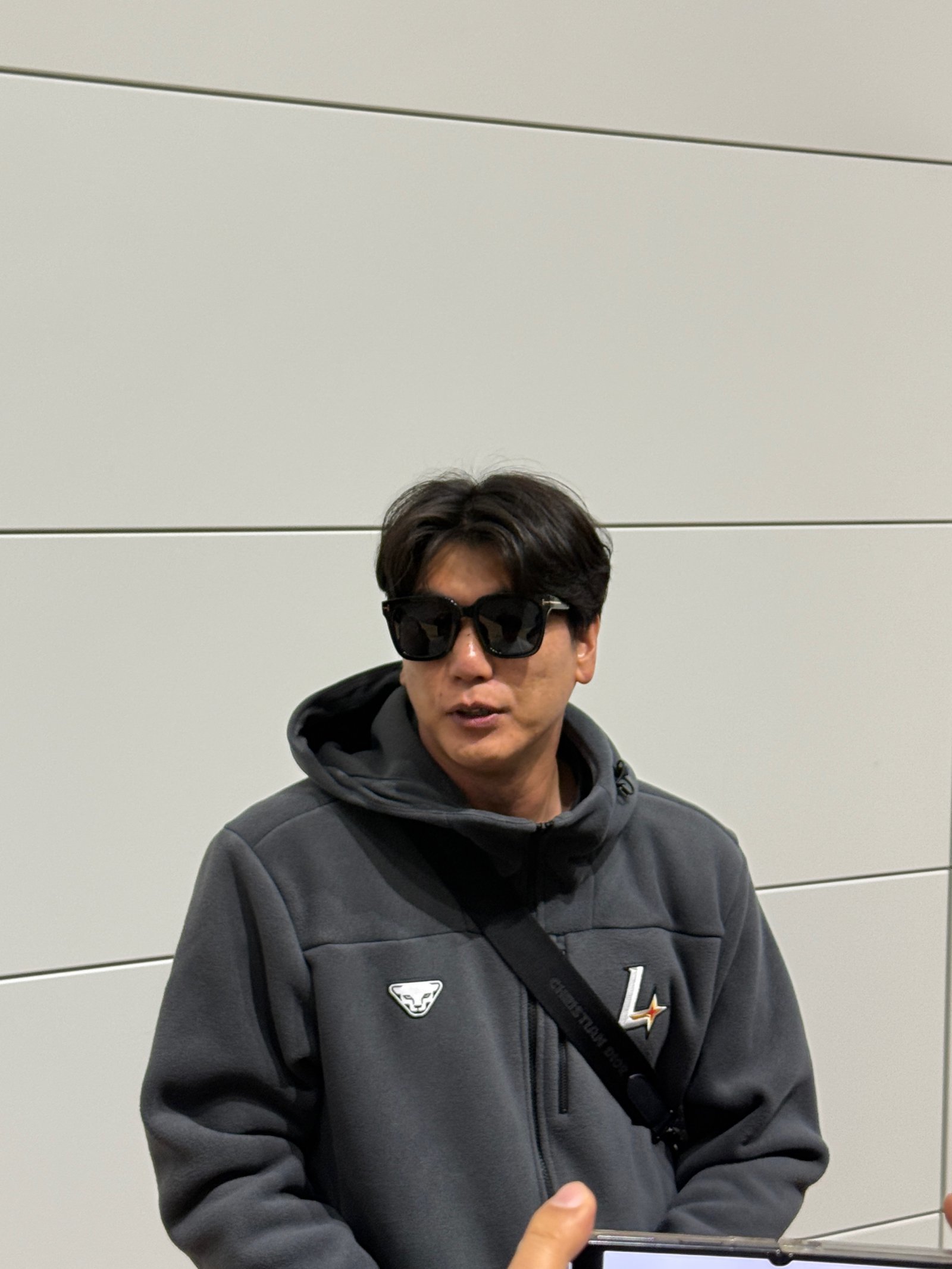 SSG 김광현이 19일 인천국제공항 제2터미널에서 취재진과 인터뷰를 하고 있다. 김광현은 미국 플로리다주 베로비치에서 열리는 스프링캠프 참가를 위해 베테랑으로 구성된 7명의 선발대를 이끌고 이날 출국했다. 사진제공｜SSG 랜더스