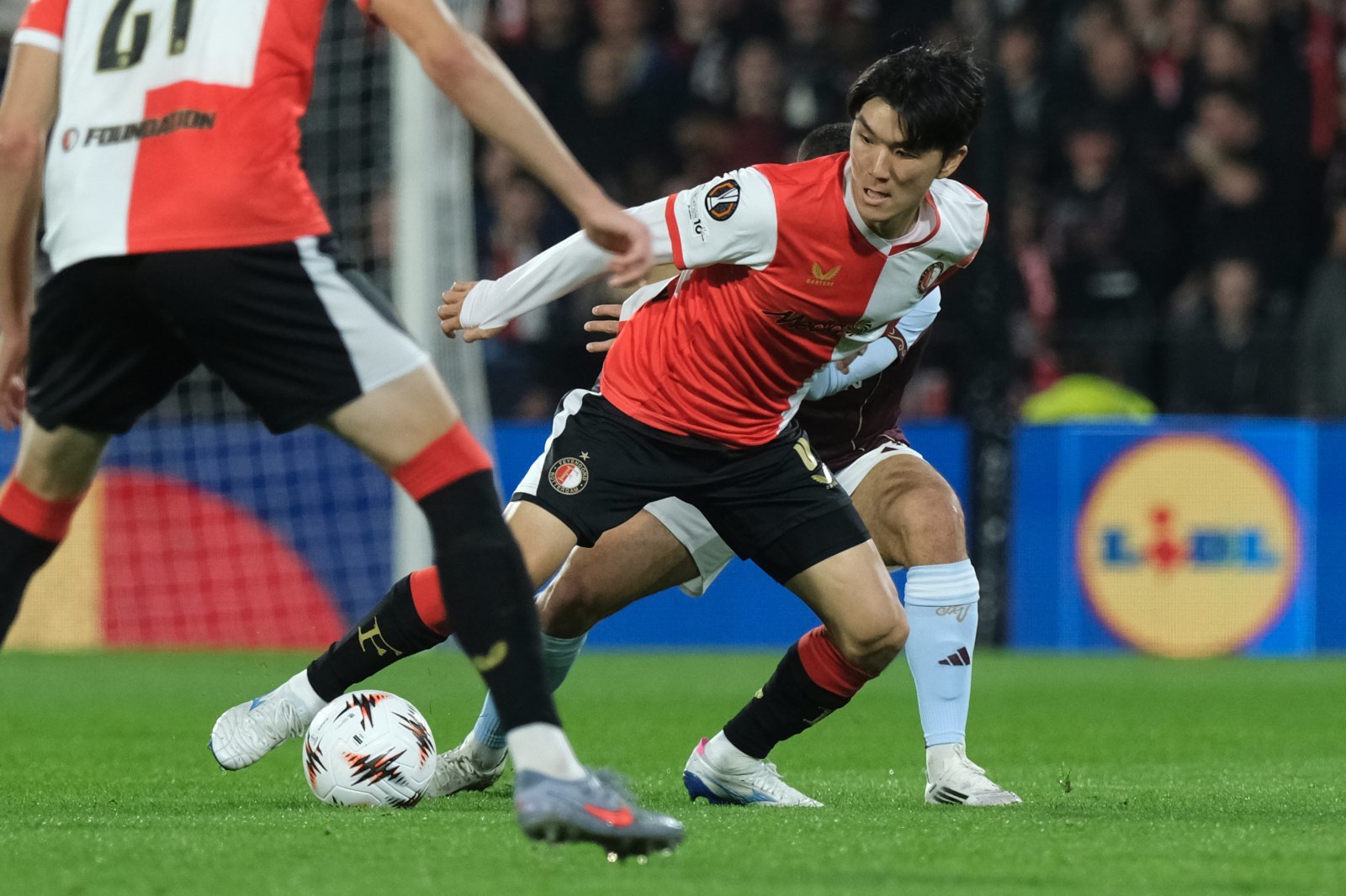 황인범(가운데)은 19일(한국시간) 네덜란드 스타디온 페예노르트서 열린 스파르타 로테르담과 홈경기서 0-2로 뒤진 후반 19분 만회골을 터트렸다. AP뉴시스