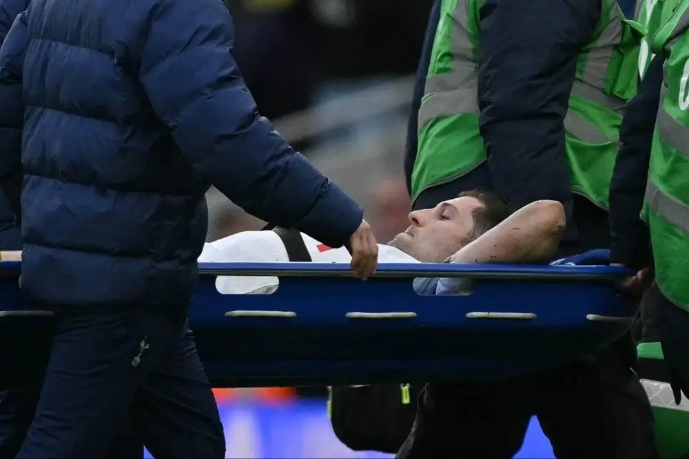 토트넘은 19일(한국시간) “데이비스가 왼쪽 발목 골절로 수술을 받을 예정”이라고 발표했다. 데이비스는 18일 웨스트햄과 2025~2026시즌 잉글랜드 프리미어리그(EPL) 22라운드 홈경기서 전반 19분 만에 부상으로 쓰러졌다. 사진출처｜디애슬레틱