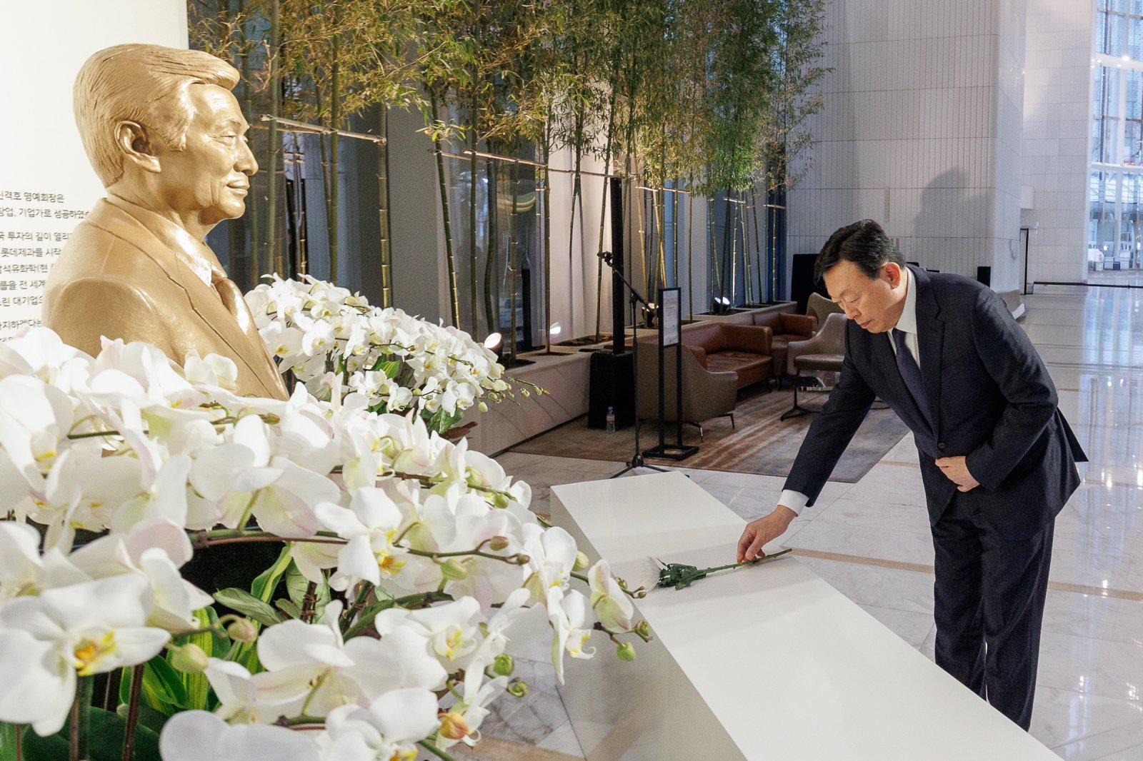 VCM에 앞서 롯데월드타워 1층에 위치한 신격호 롯데 창업주 흉상에 헌화하고 있는 신동빈 롯데 회장. 사진제공｜롯데